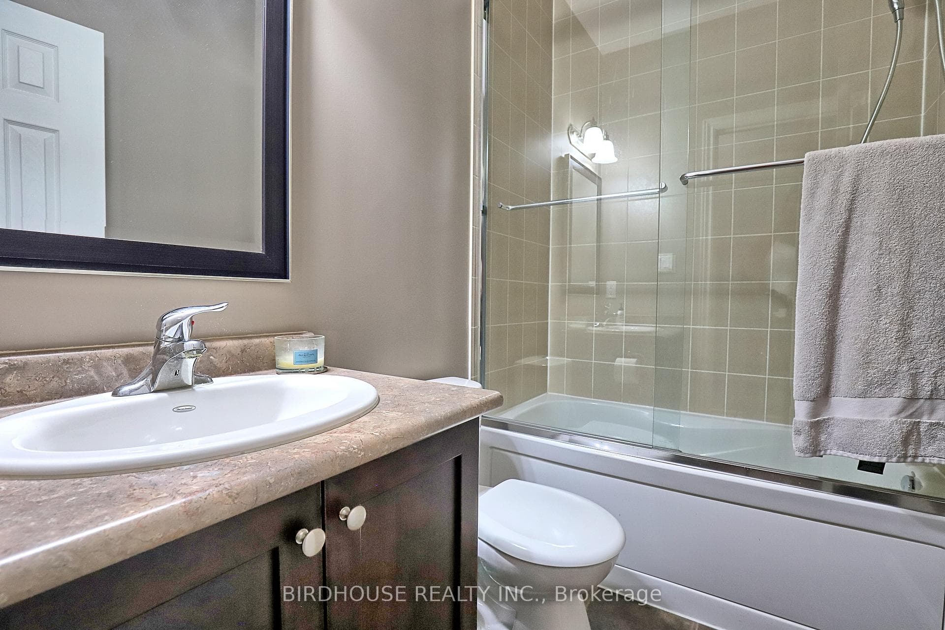 21 ELLIS Crescent photo 23