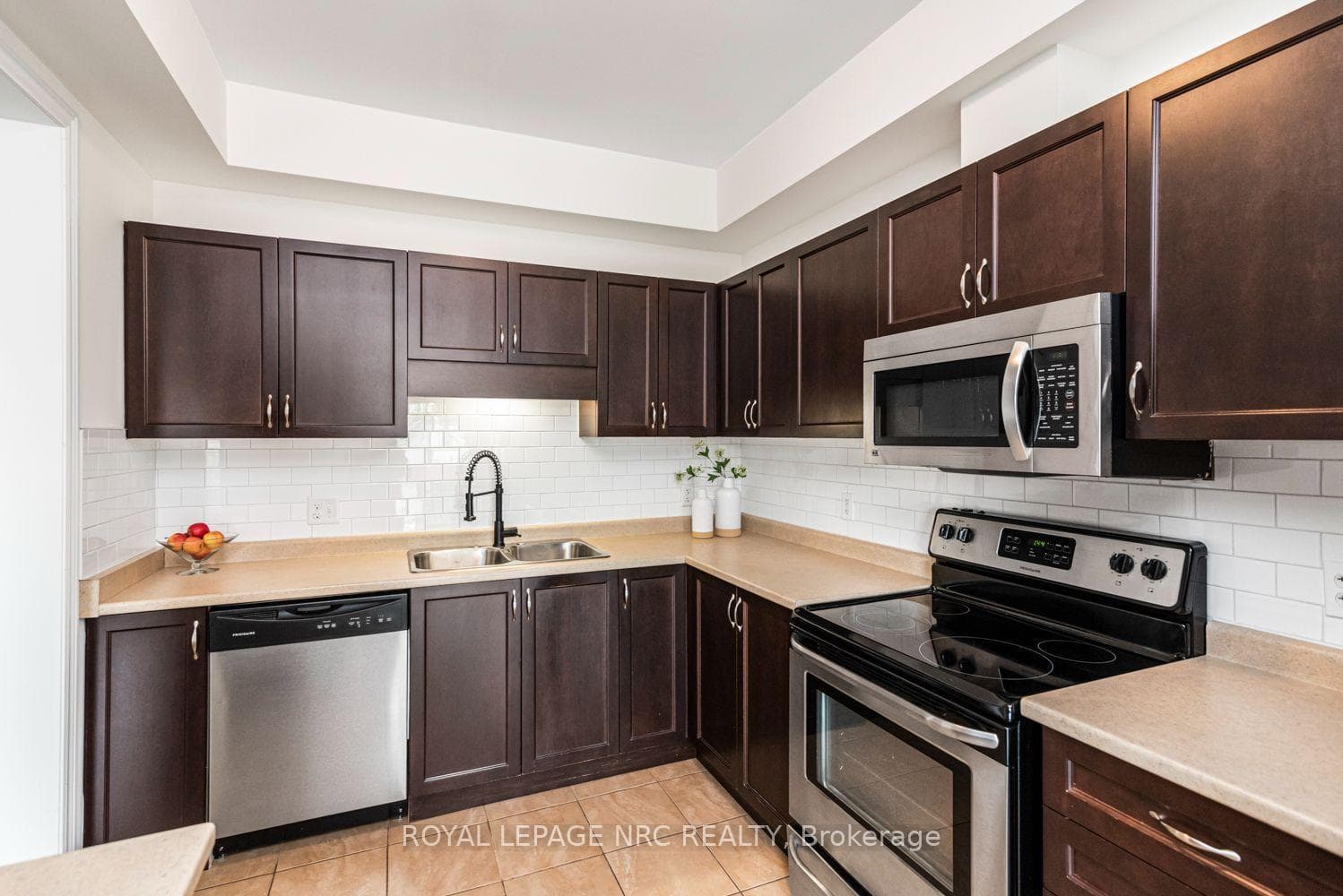 Large kitchen with subway tile backsplash