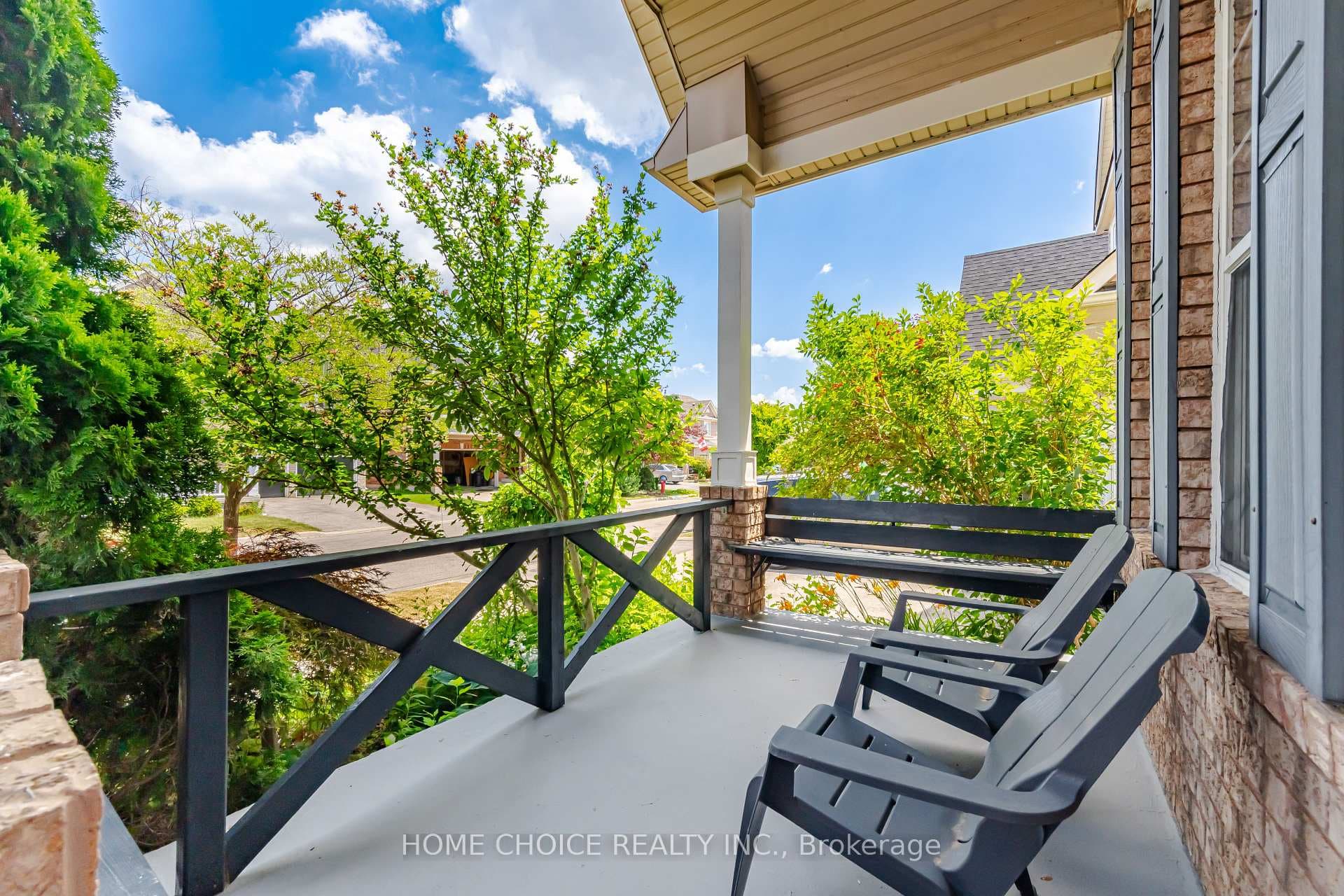 670 Dolby Crescent photo 2