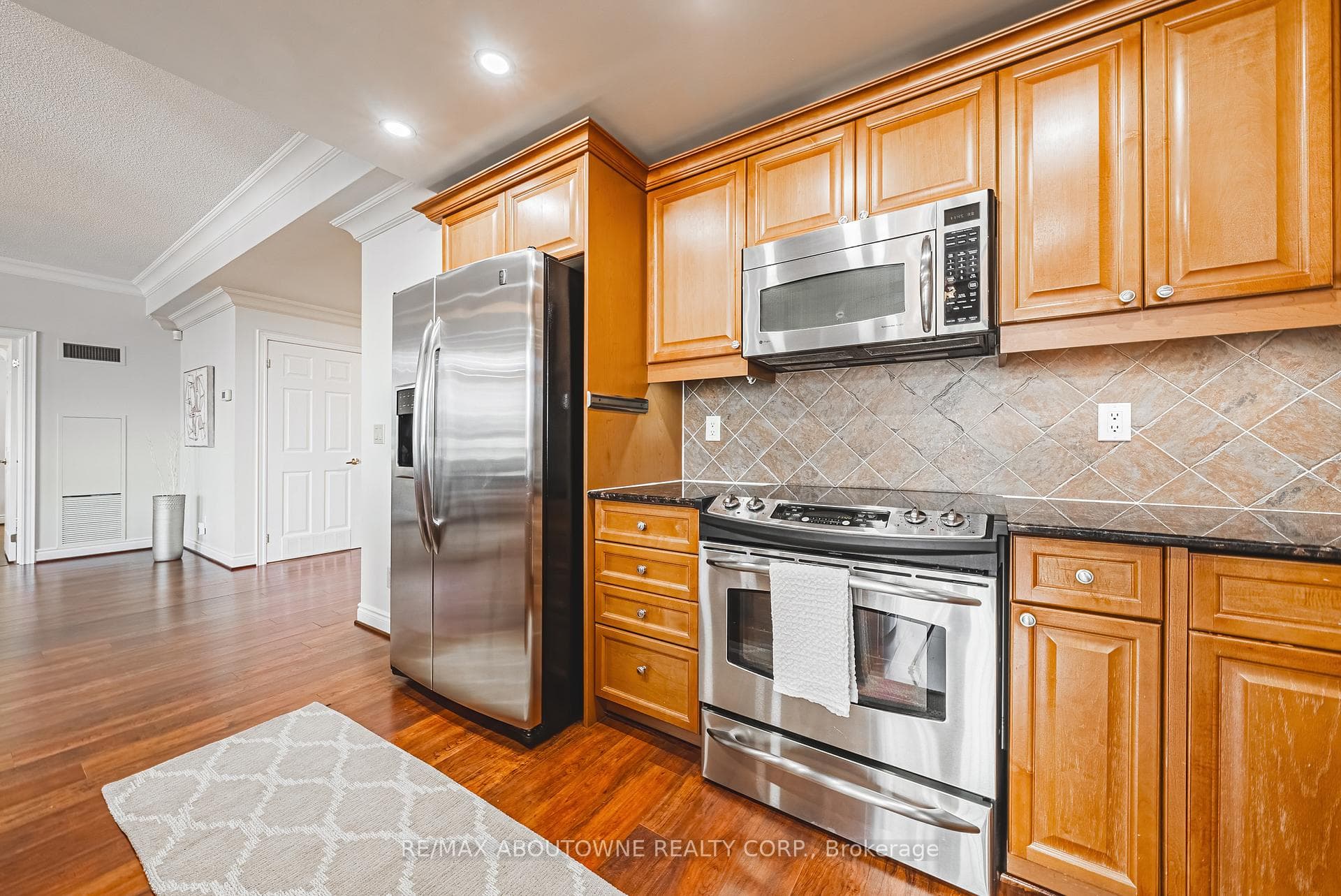 399 Elizabeth Street Unit 1003 photo 12