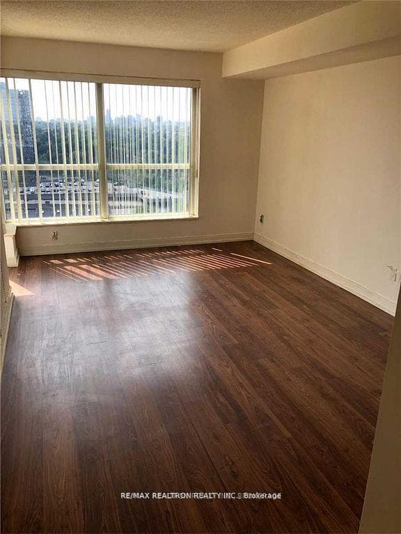 181 Village Green Square Unit 1516 photo 4