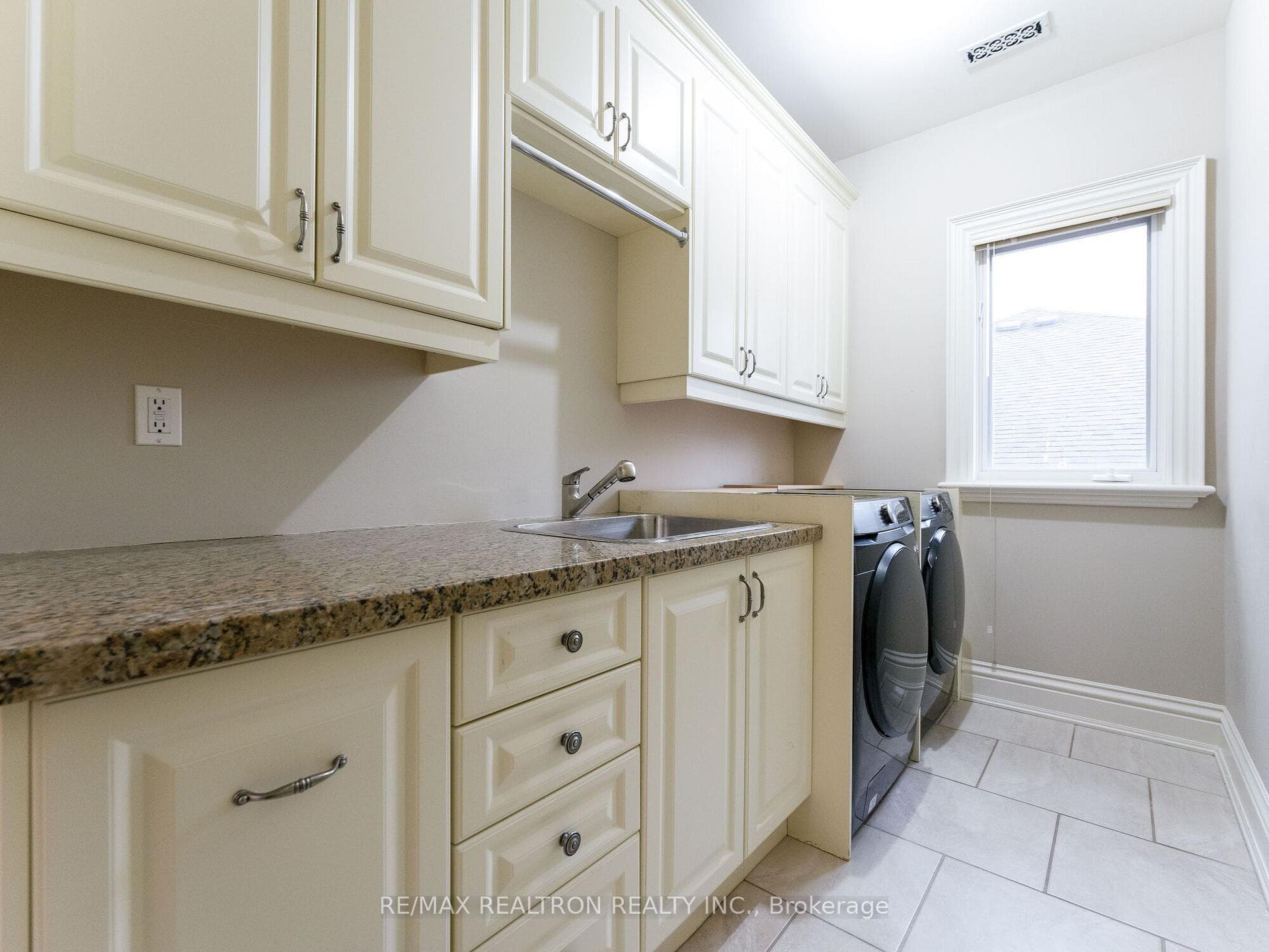 108 Highland Crescent photo 22