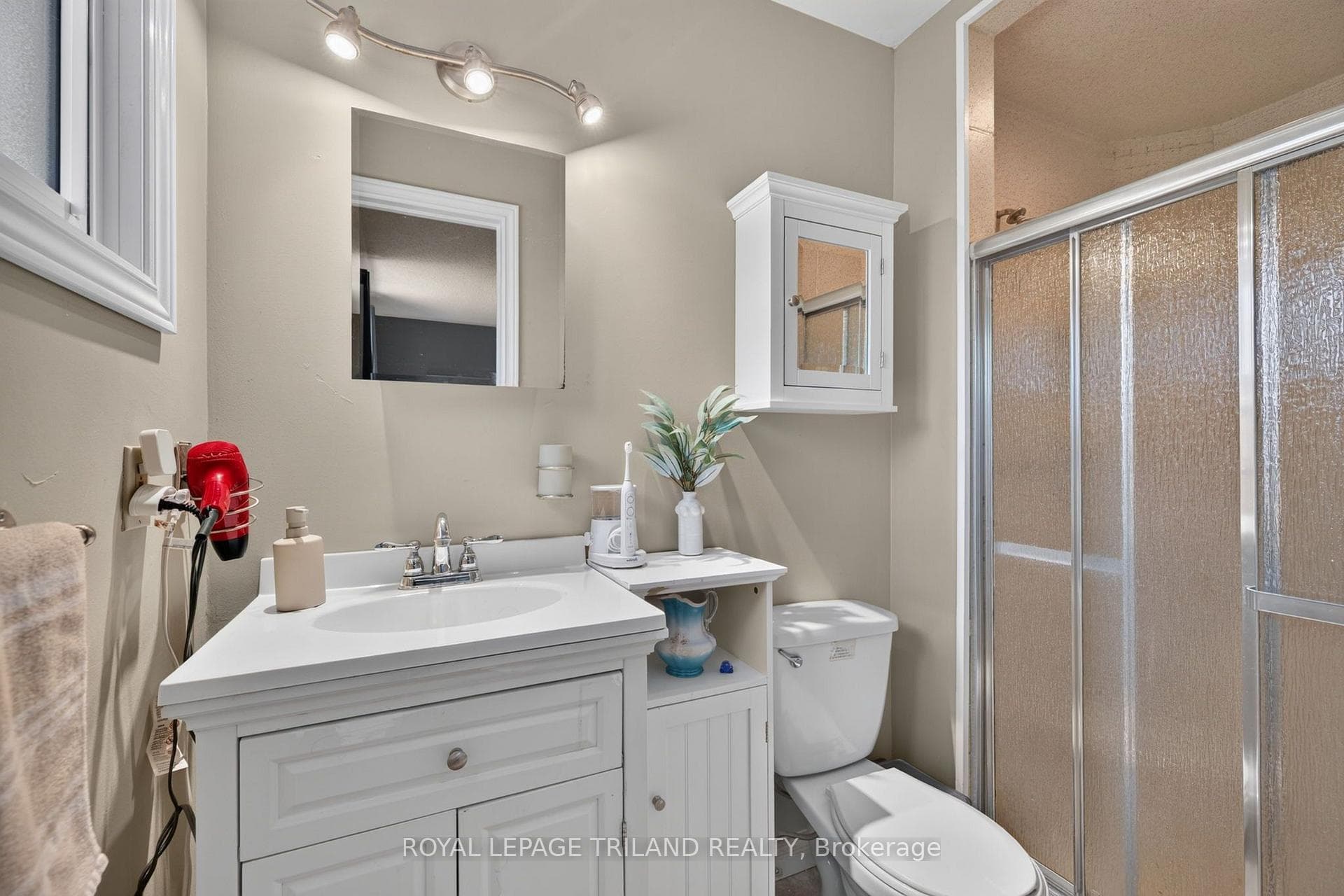 1077 MAHOGANY Crescent photo 23