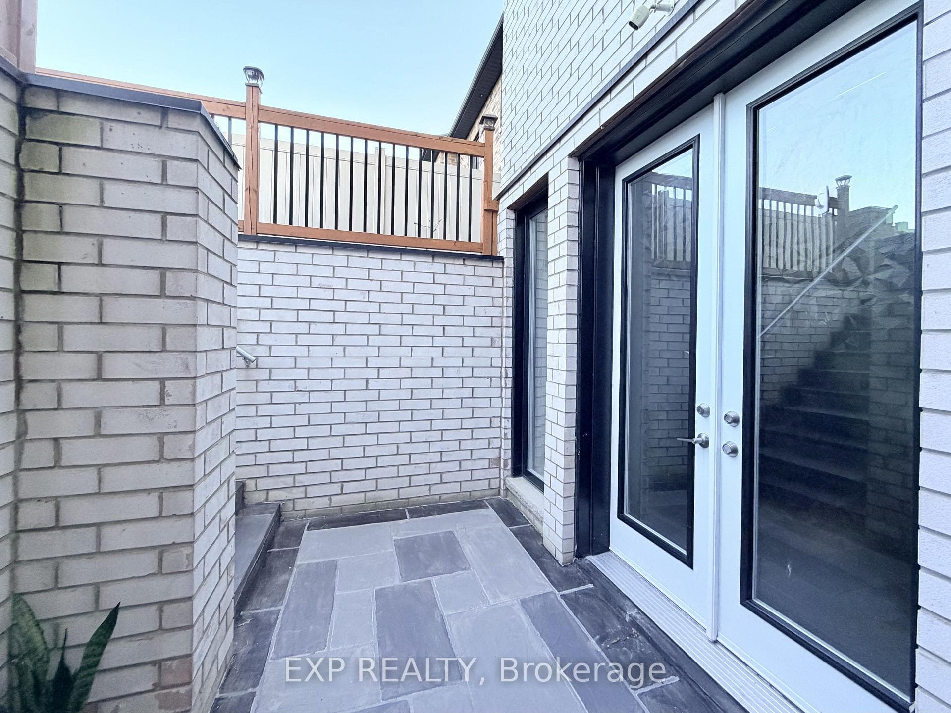 1606 Sandhurst Crescent Unit Lower photo 8