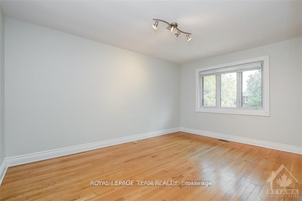 676 Hastings Avenue photo 9