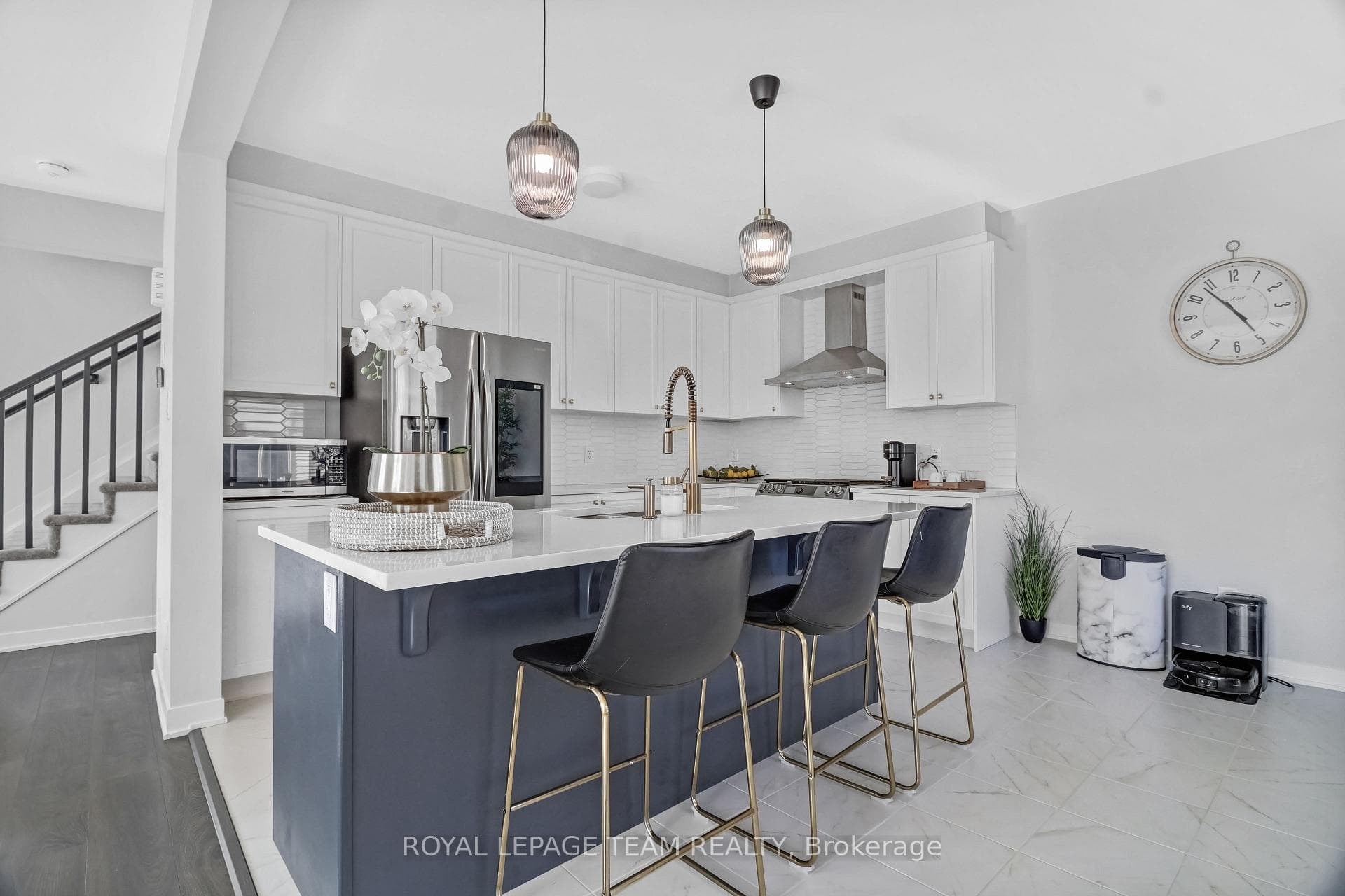 647 Cygnus Street photo 8