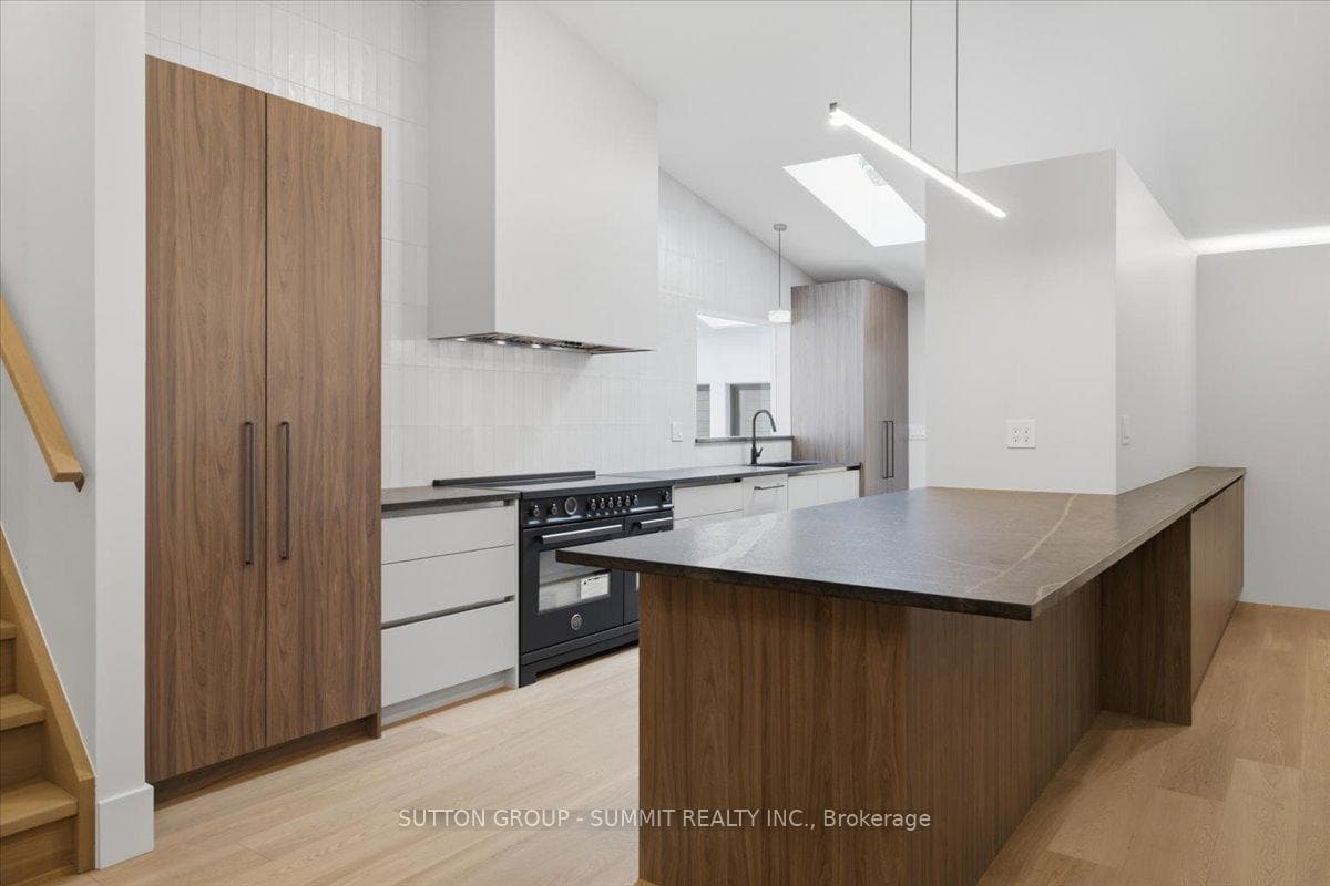 160 Allan Street photo 8