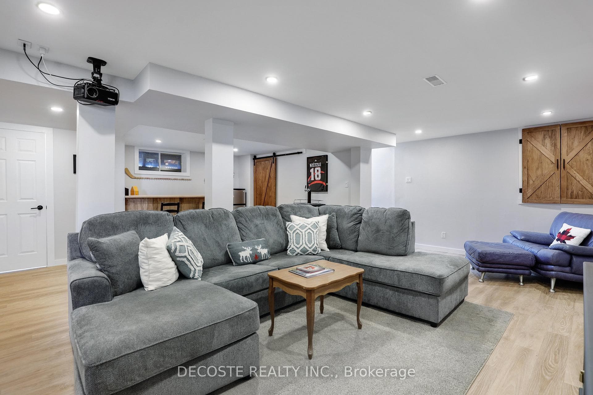 877 Queen Street photo 26