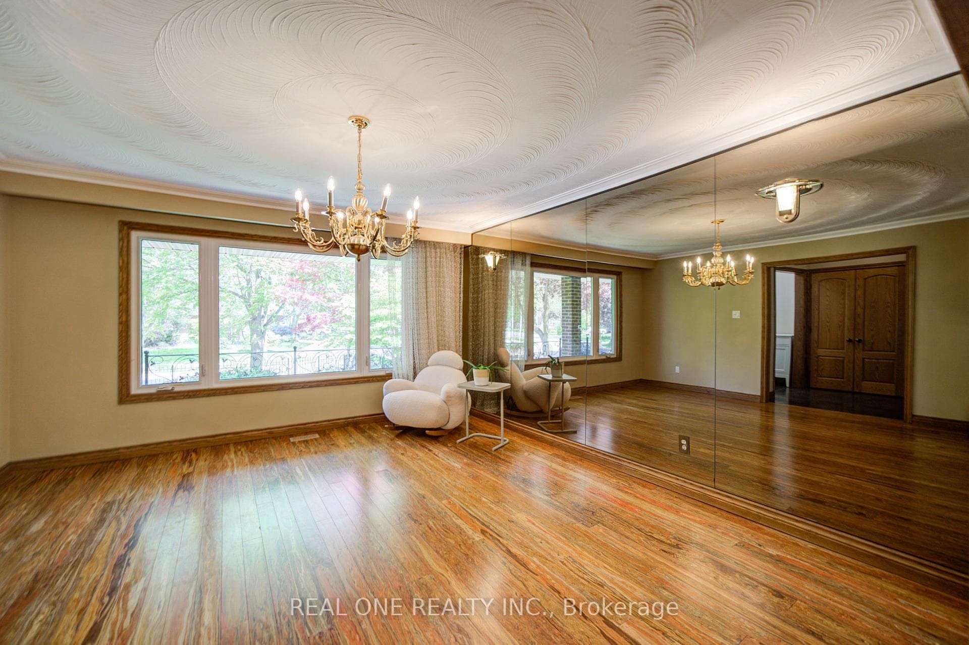 1439 Ballyclare Drive photo 5