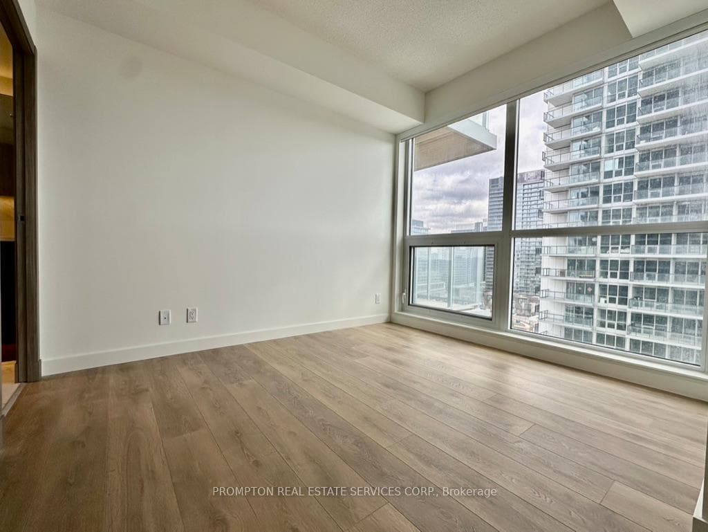 27 McMahon Drive Unit 1002 photo 5