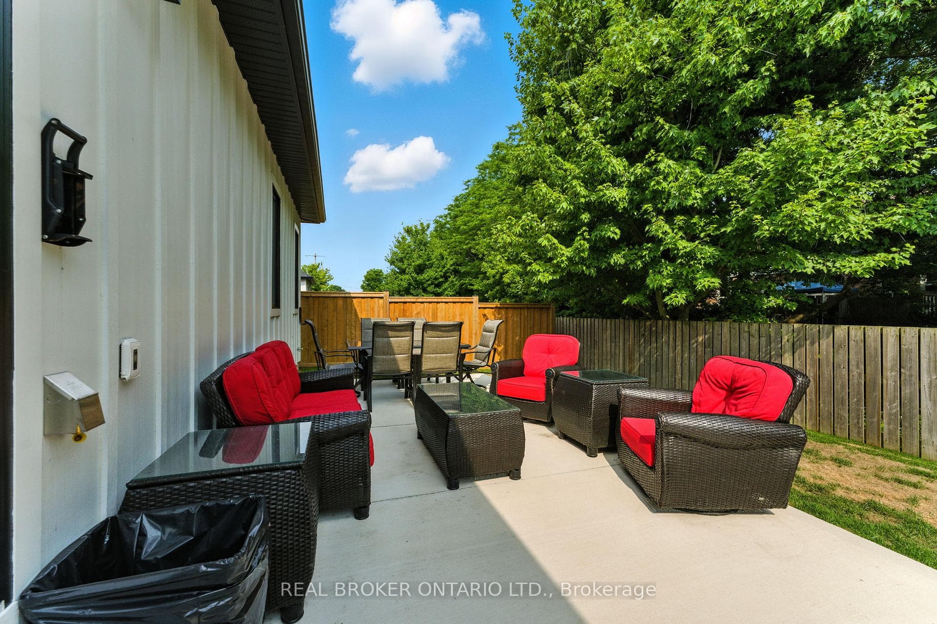 9 Macneil Court photo 32
