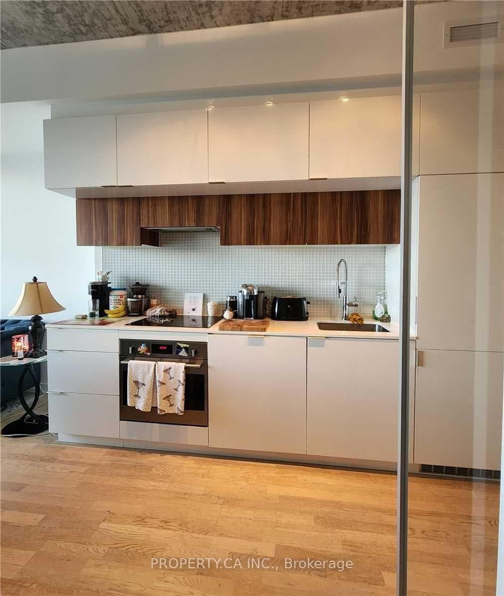 185 Roehampton Avenue Unit 1607 photo 5