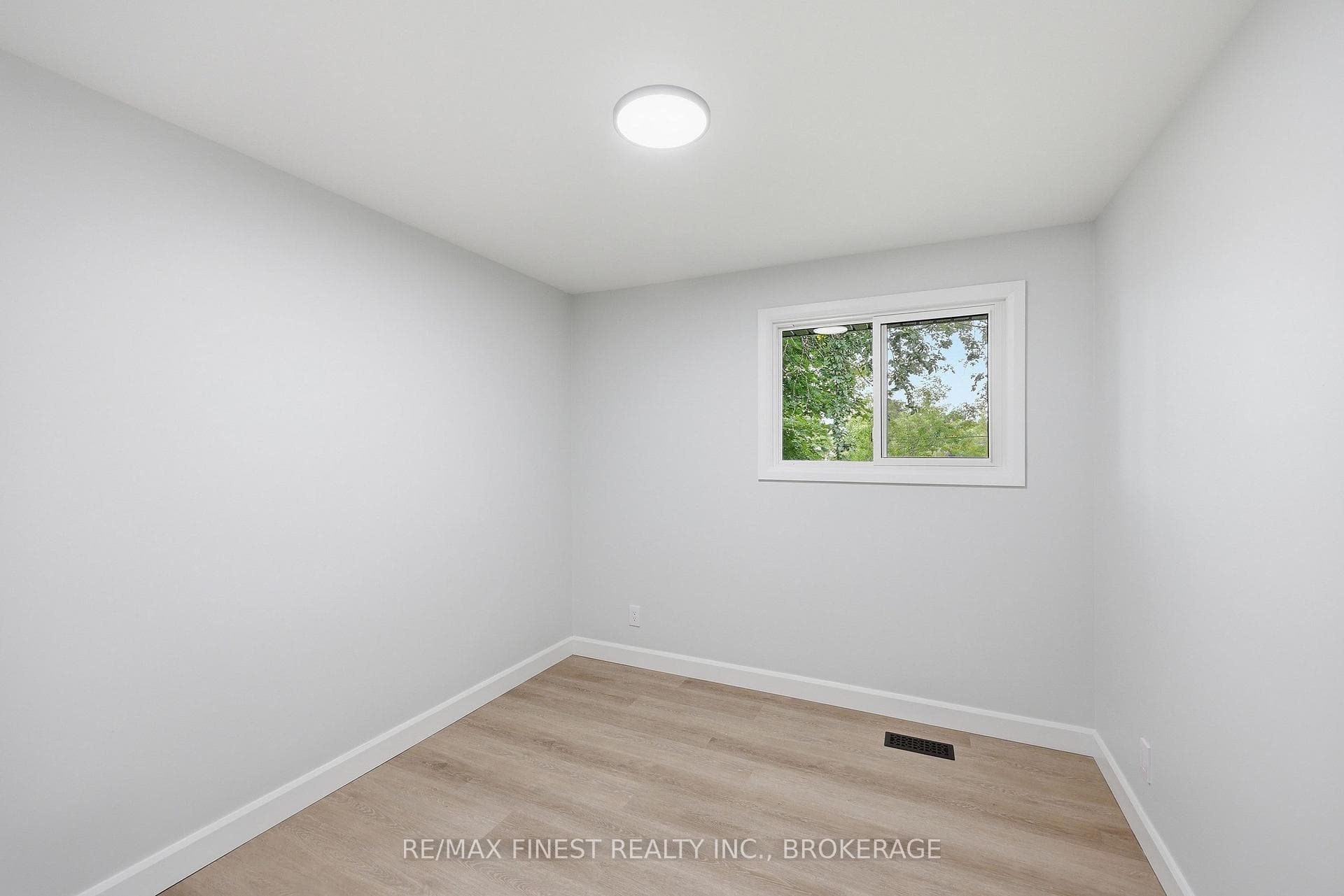 687 Willis Street photo 27