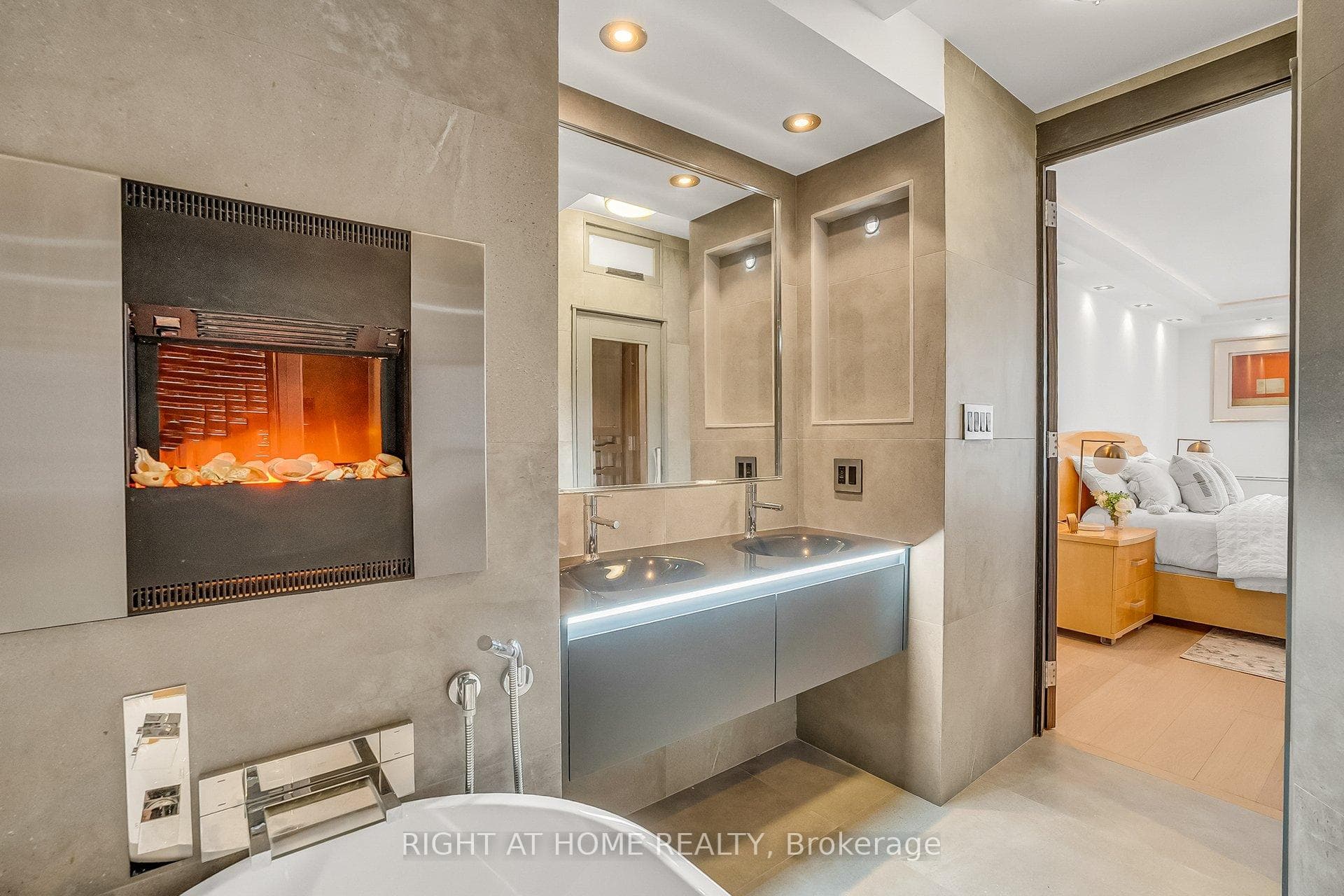 33 Harbour Square Unit 2019 photo 17