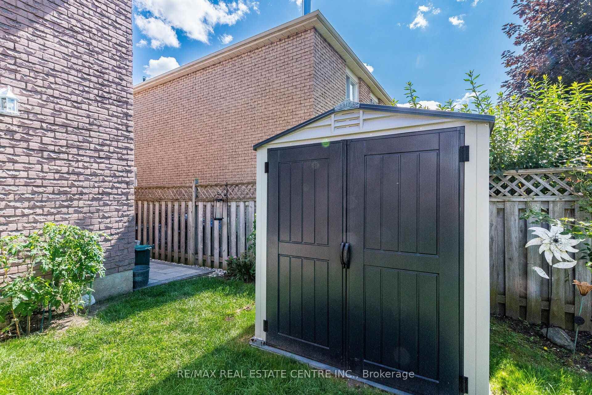 1571 Meadowfield Crescent photo 36