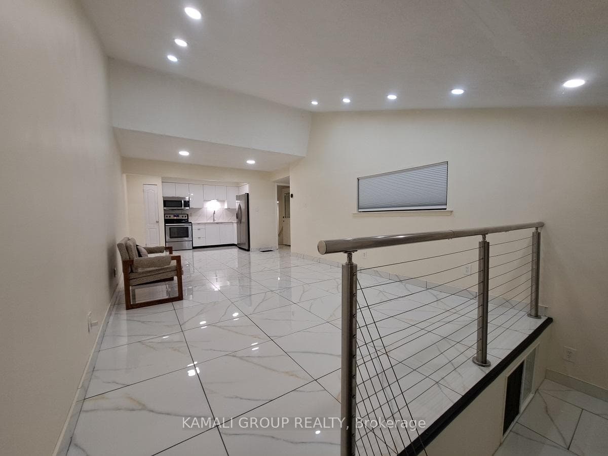 262 John Garland Boulevard photo 2