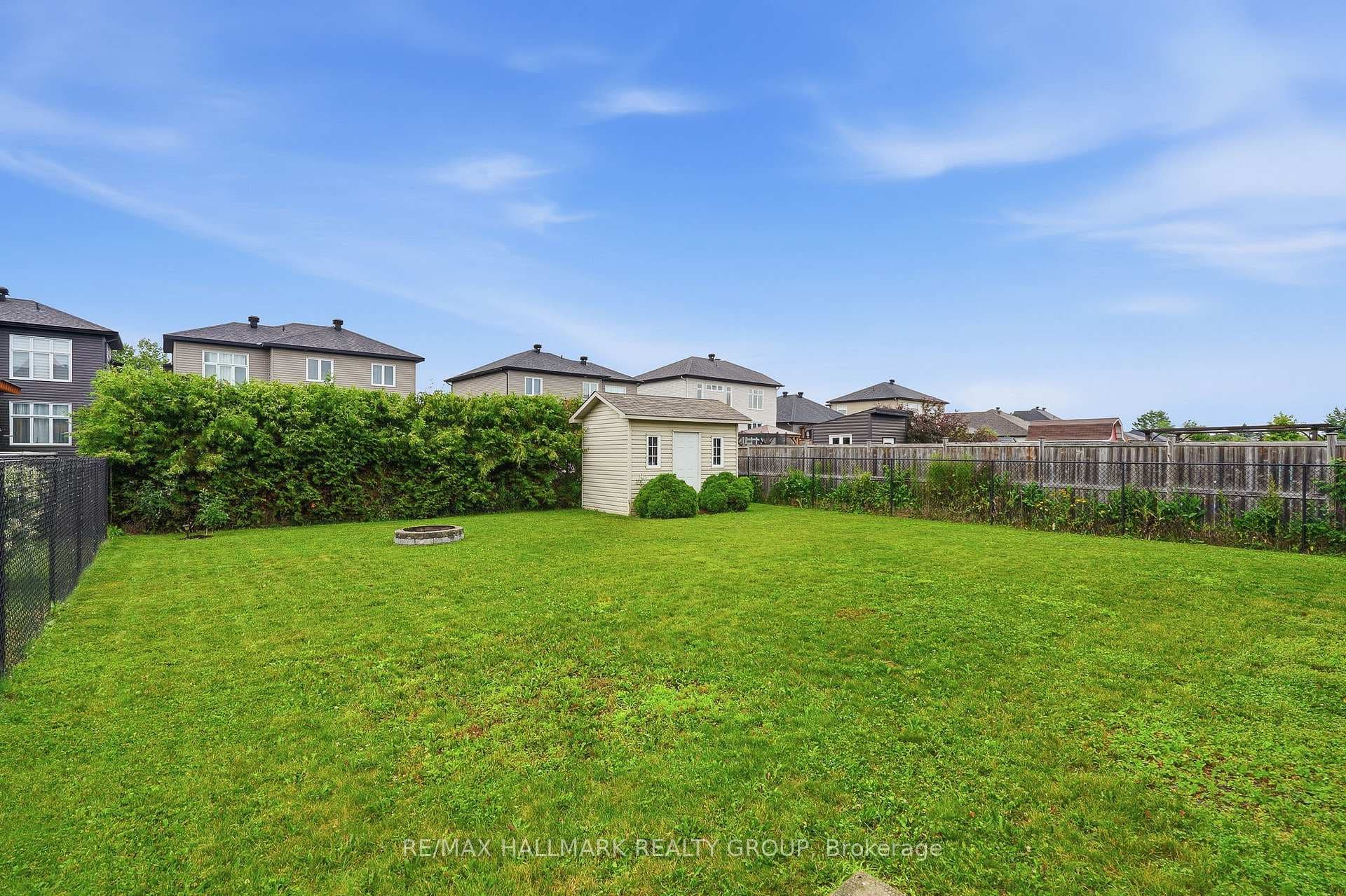 127 CASTEL Street photo 29