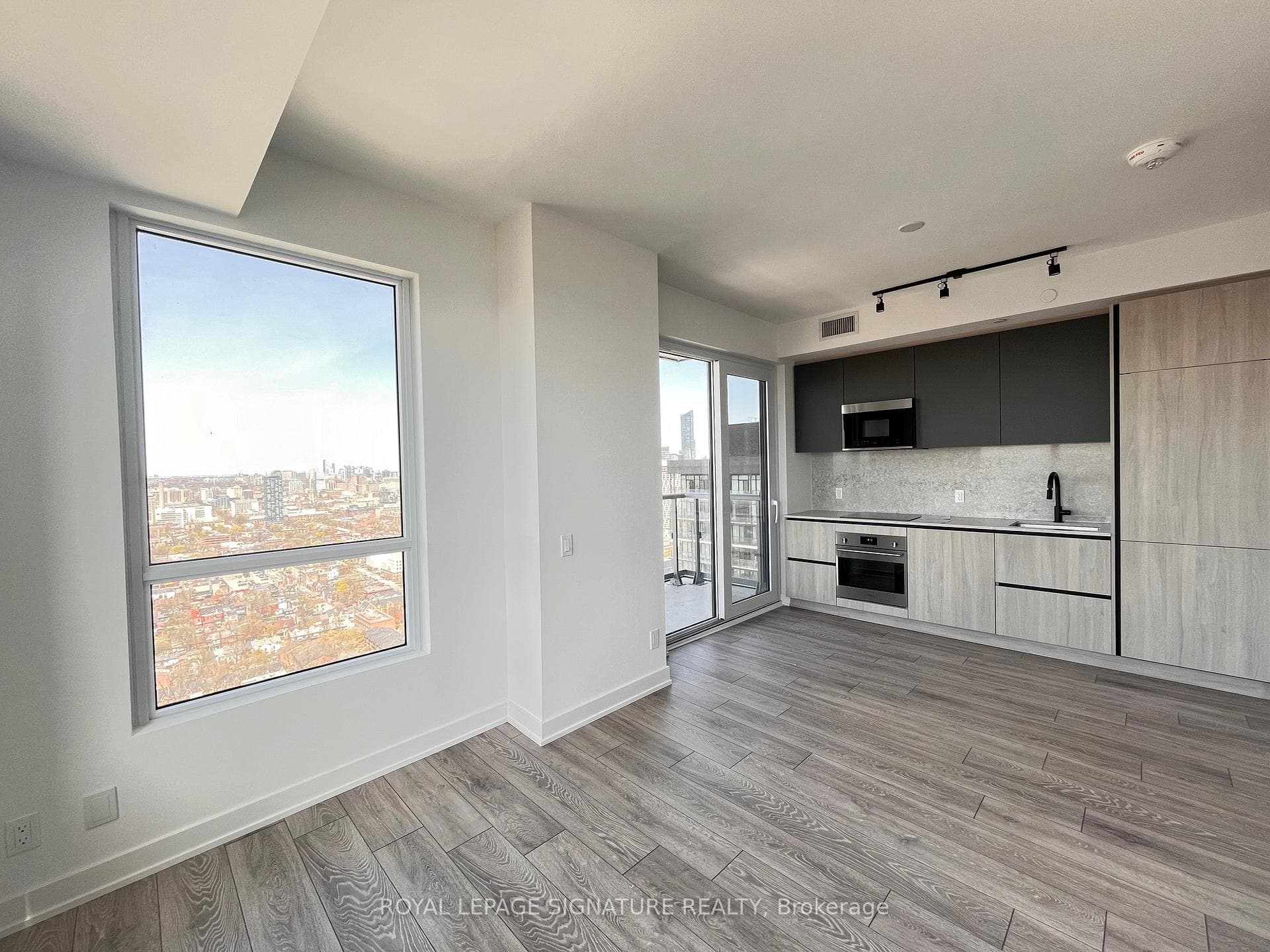 108 Peter Street Unit 4213 photo 1