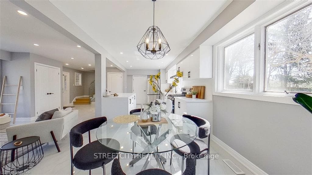 9 Scotchpine Crescent photo 13