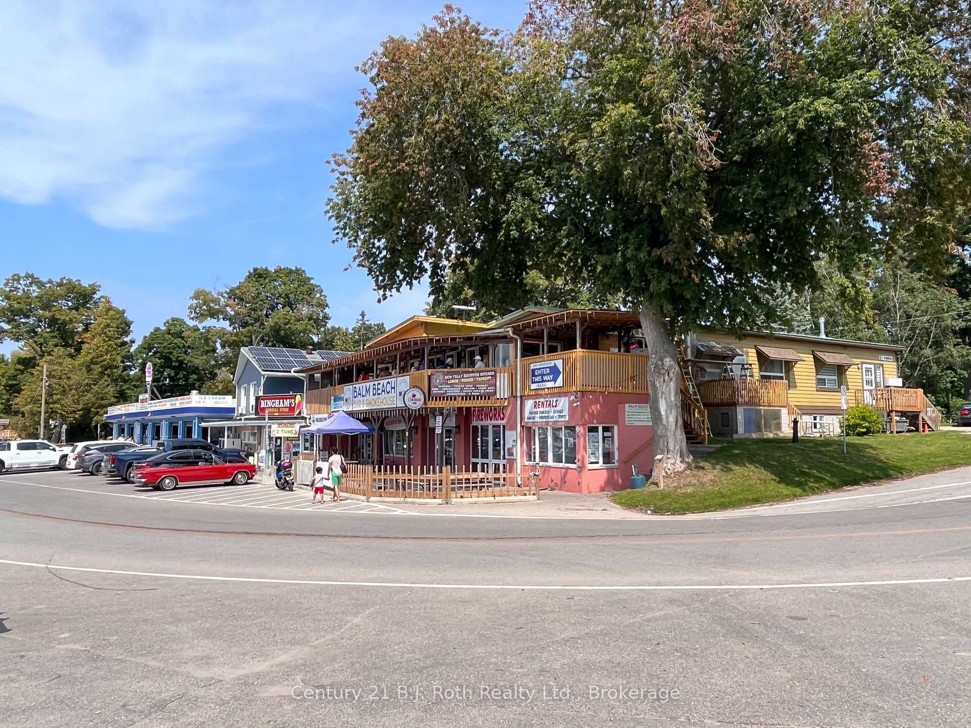 Resturants at Balm Beach in walking distance