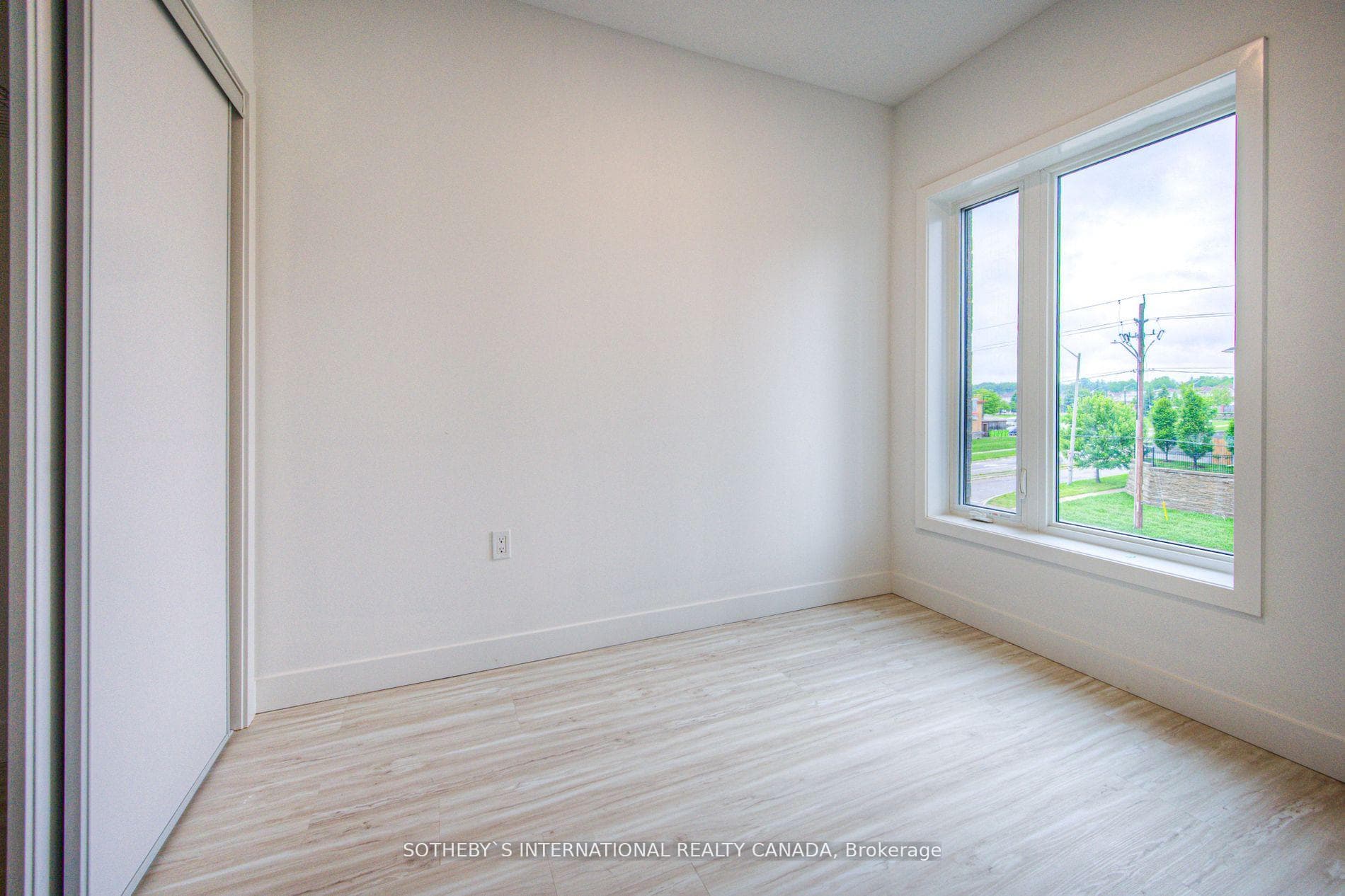 408 Dundas Street Unit 303 photo 11