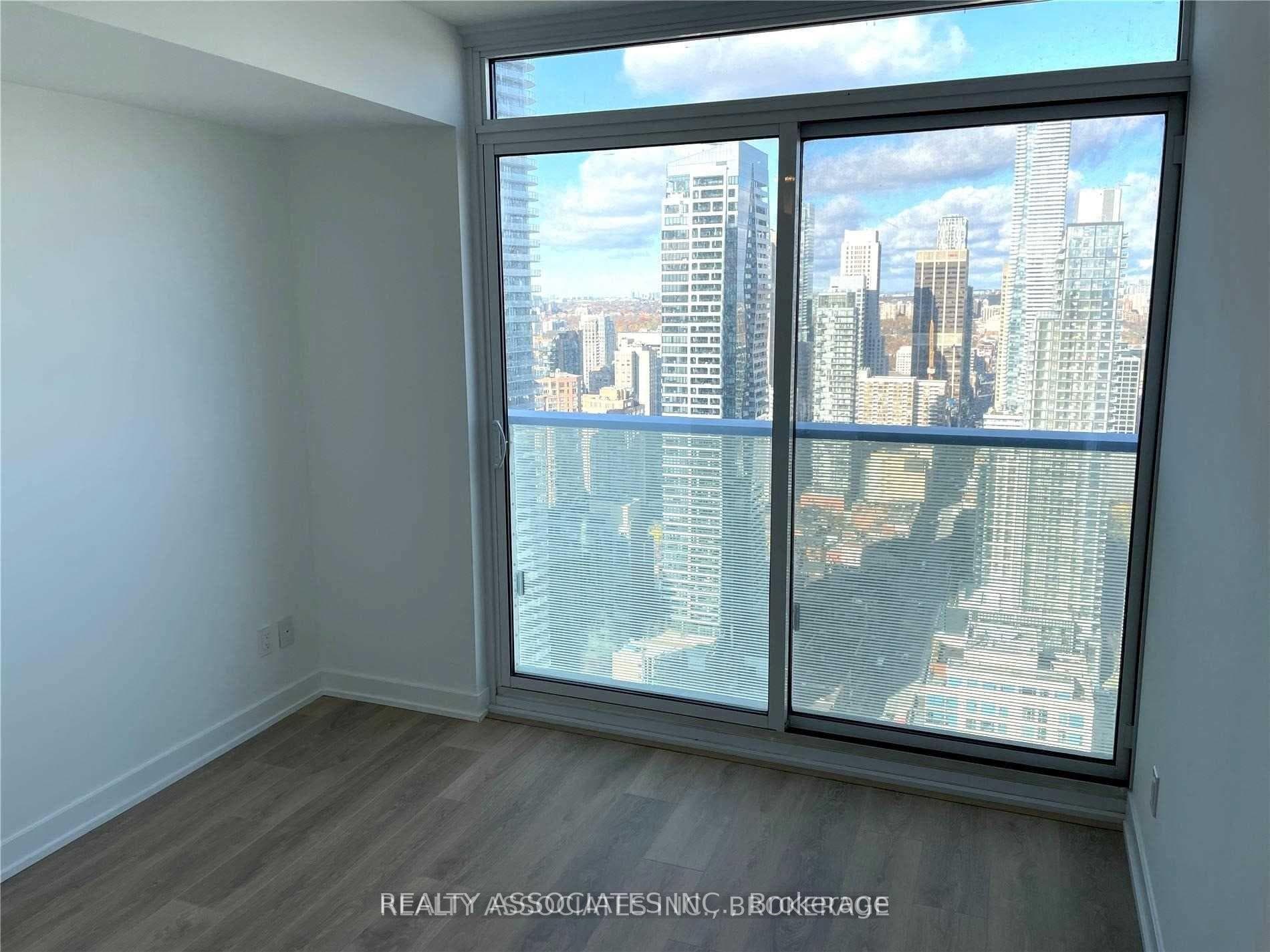 501 Yonge Street Unit 4003 photo 4