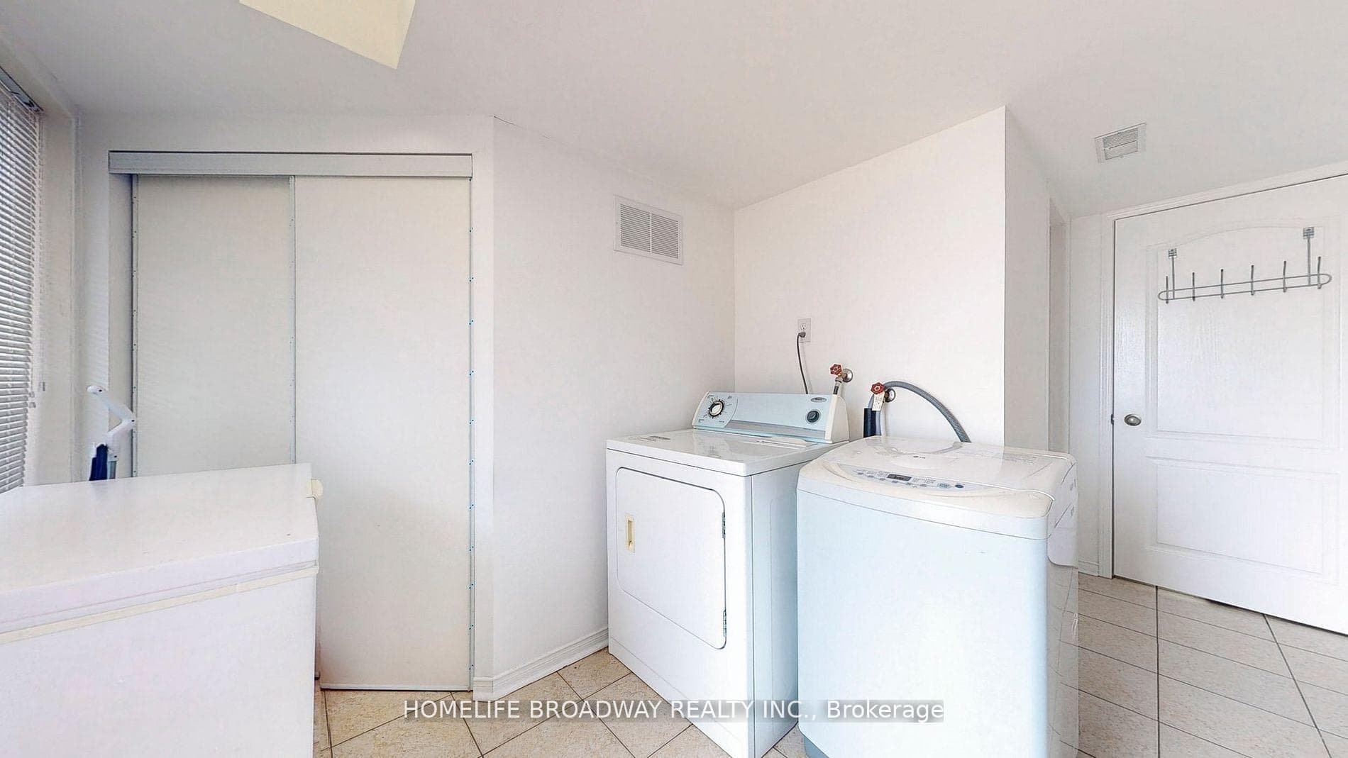5682 Sheppard Avenue photo 37