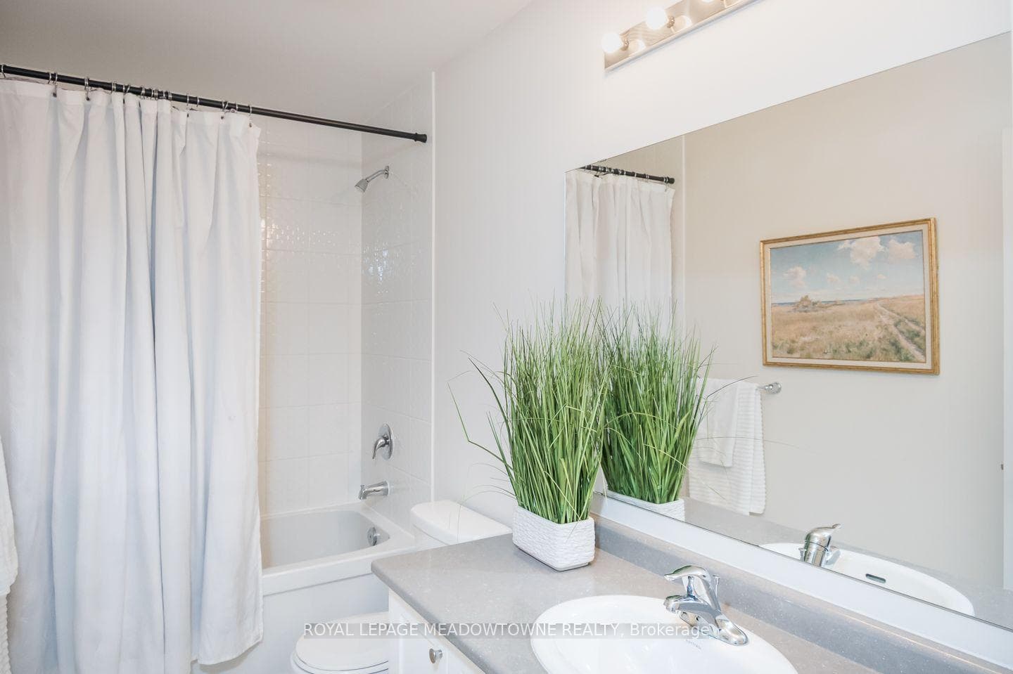 Spacious main bathroom