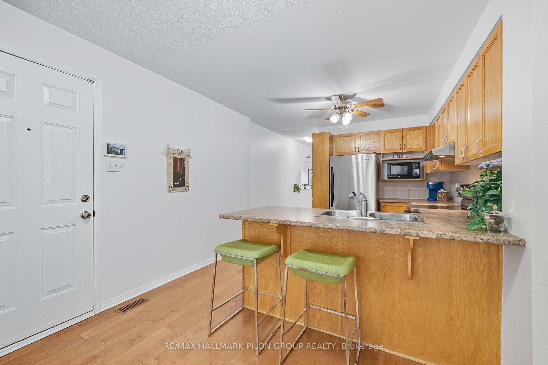 10 Lakepointe Drive photo 10