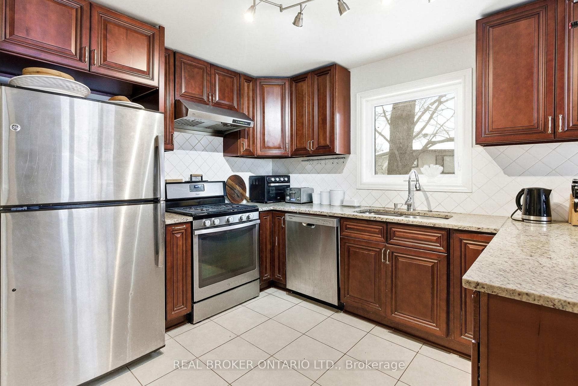 851 Rob Roy Avenue photo 5