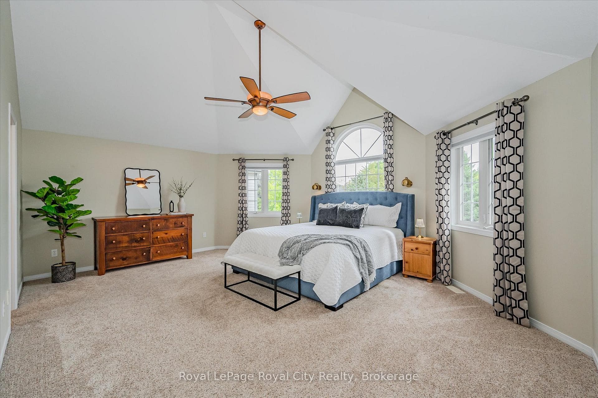 2 Oakridge Crescent photo 24