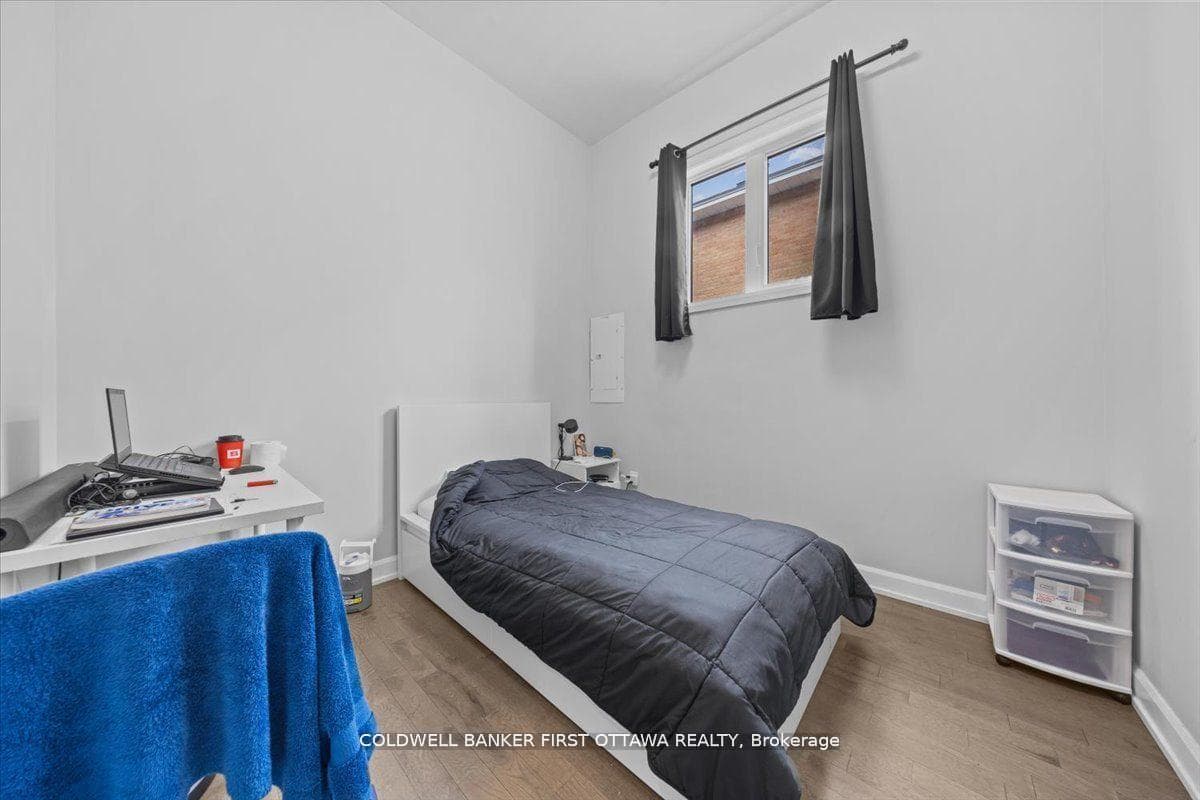 562 QUEEN MARY Street photo 23