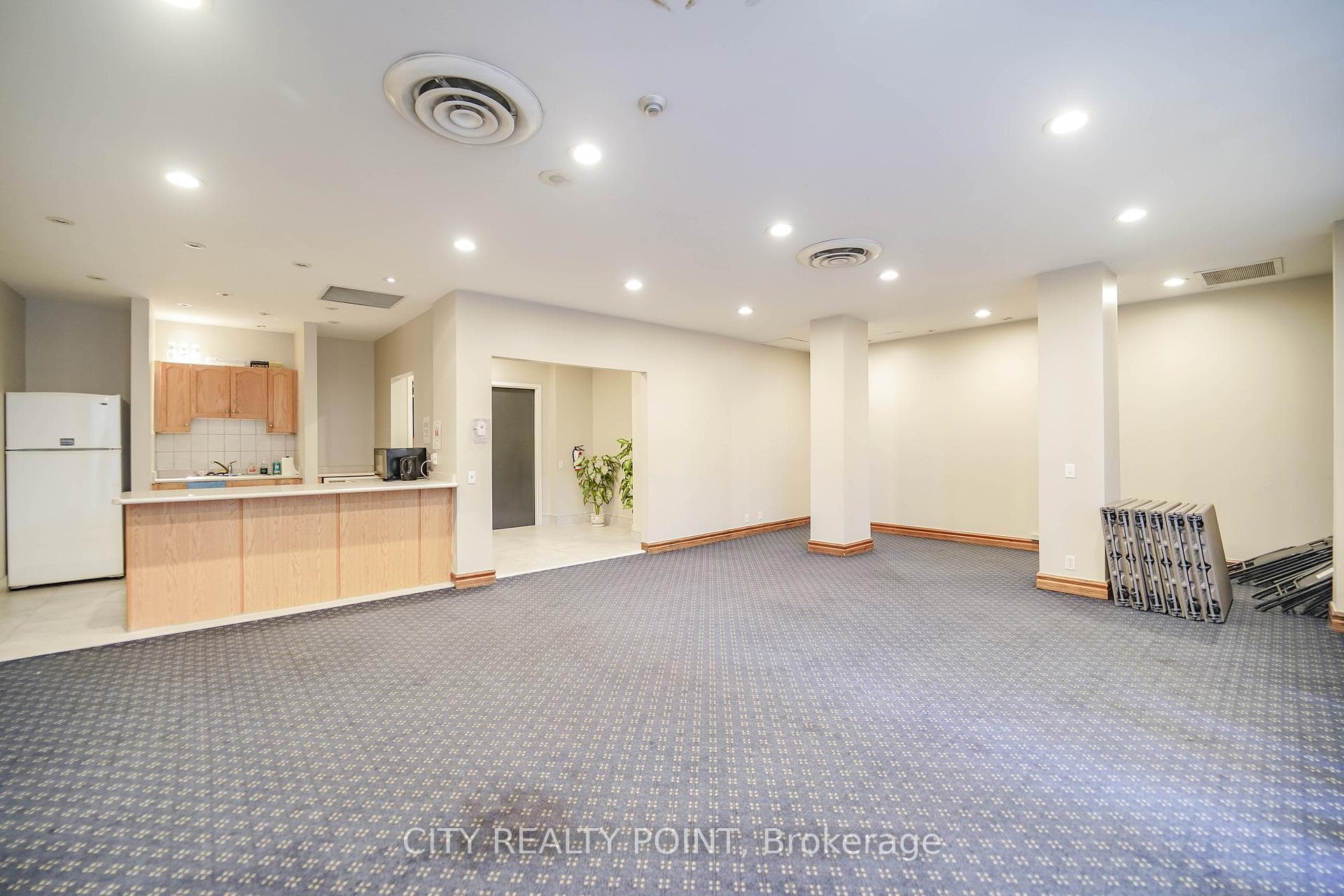 1720 Eglinton Avenue Unit 807 photo 3