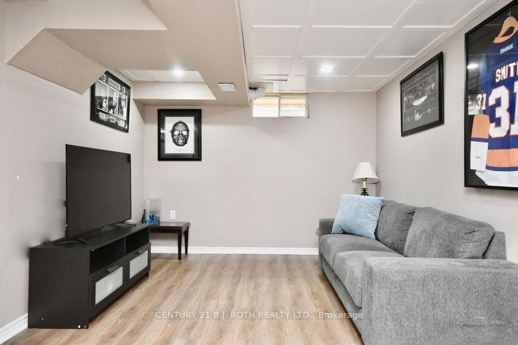 96 Mowat Crescent photo 22