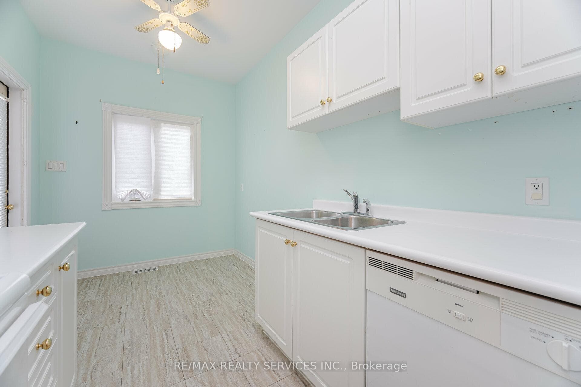 9 Ferndown Crescent photo 15