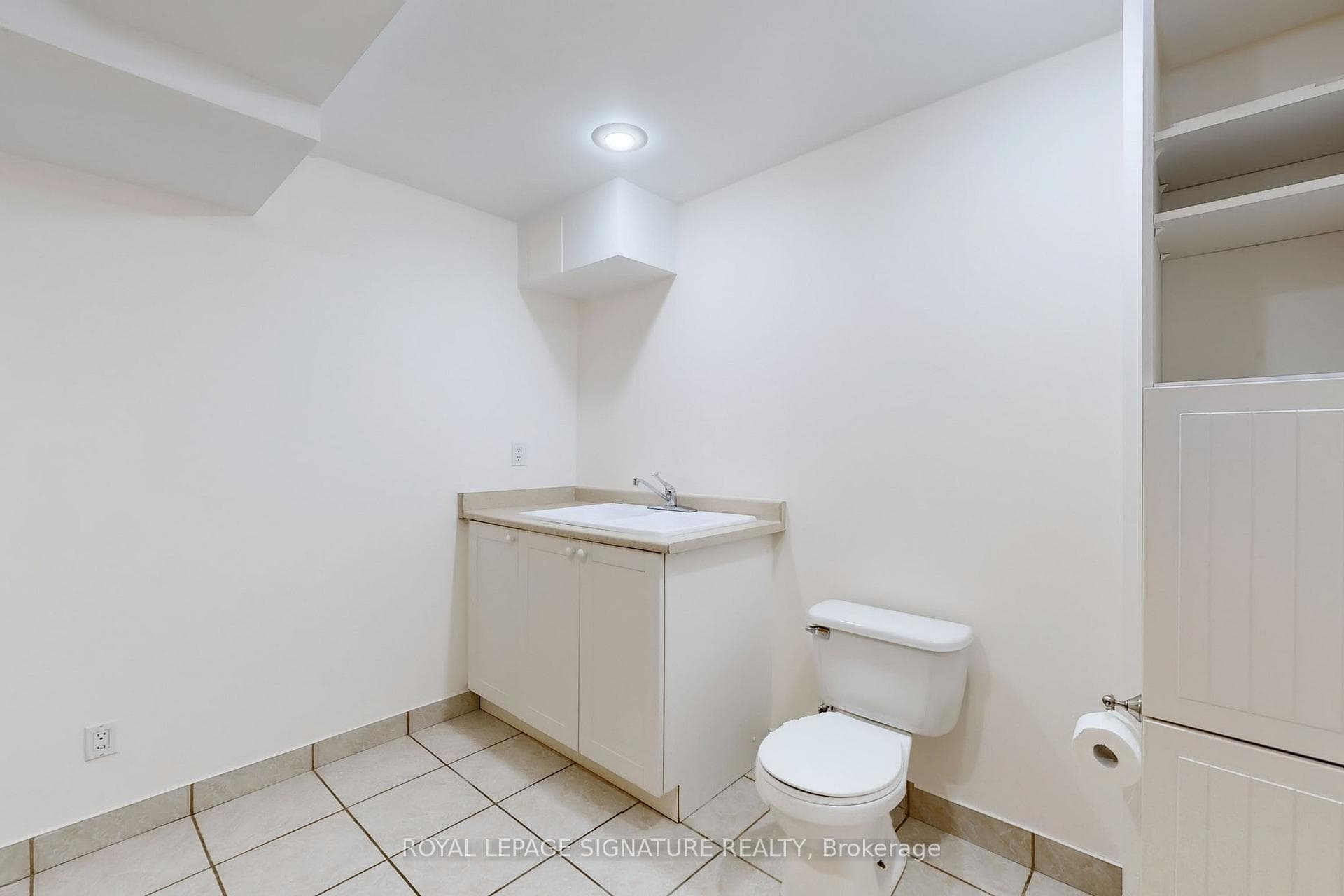 451 Compton Crescent photo 33