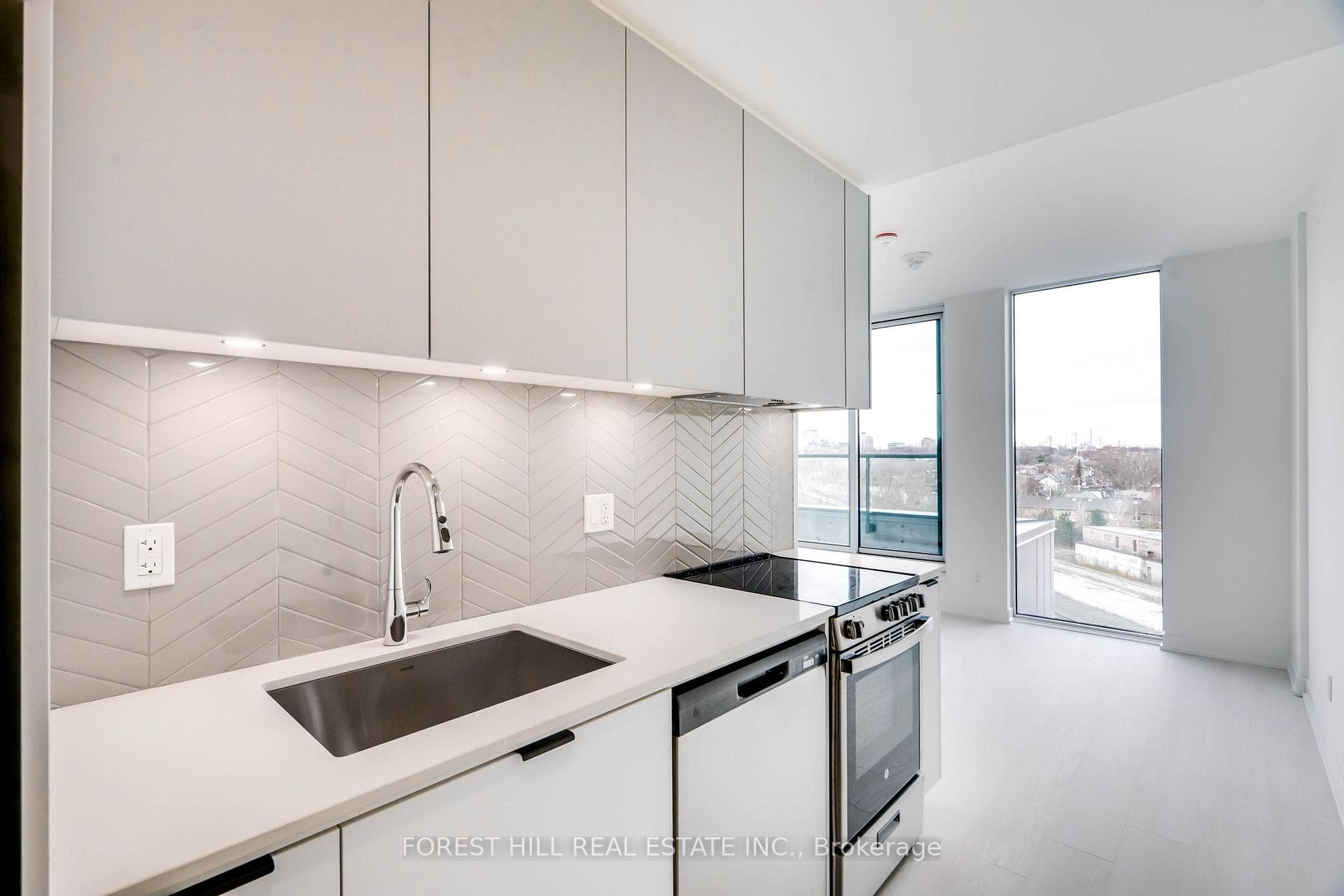 57 Brock Avenue Unit 701 photo 6