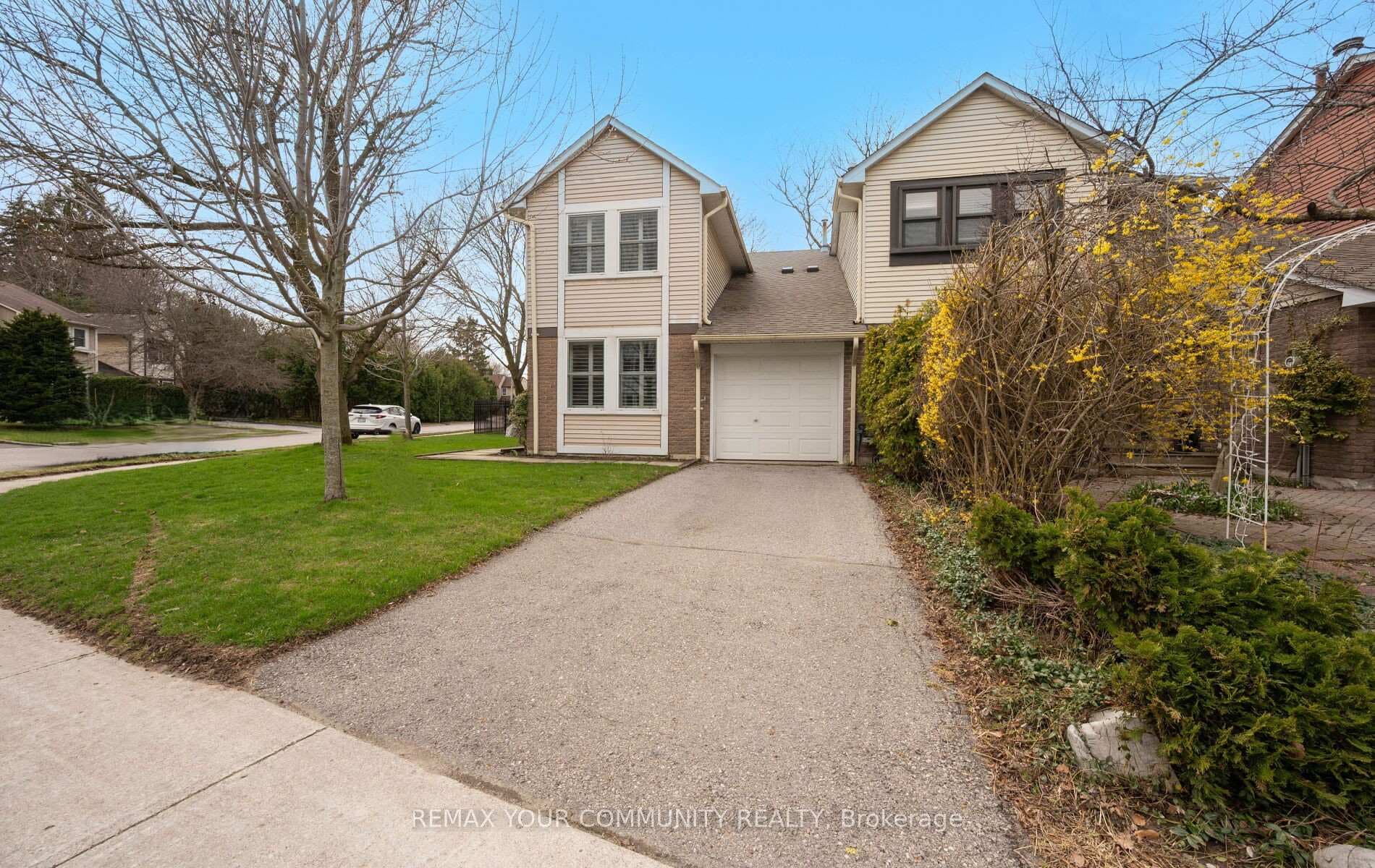 4 Sandusky Crescent photo 2