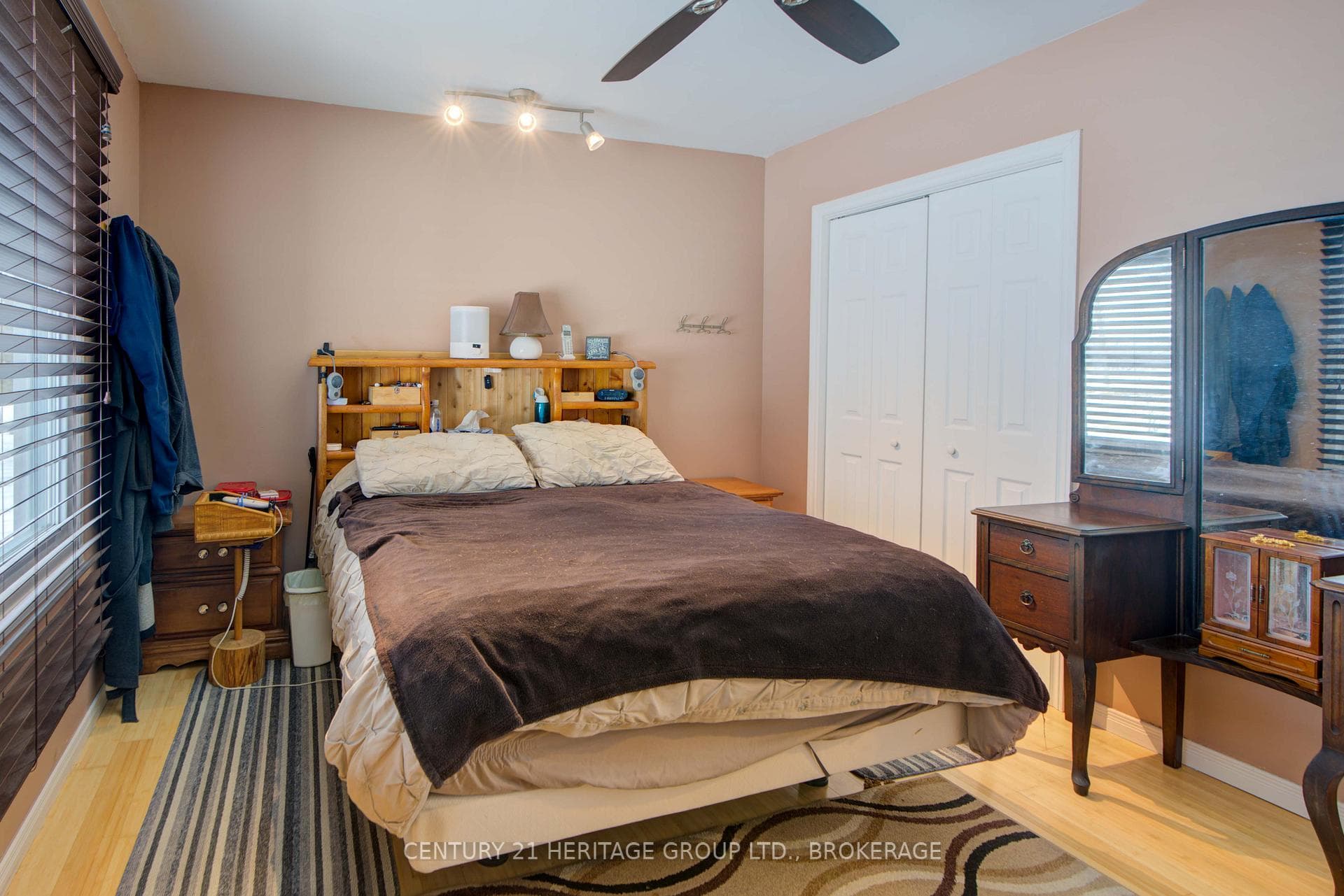 217 Wellington Street photo 35