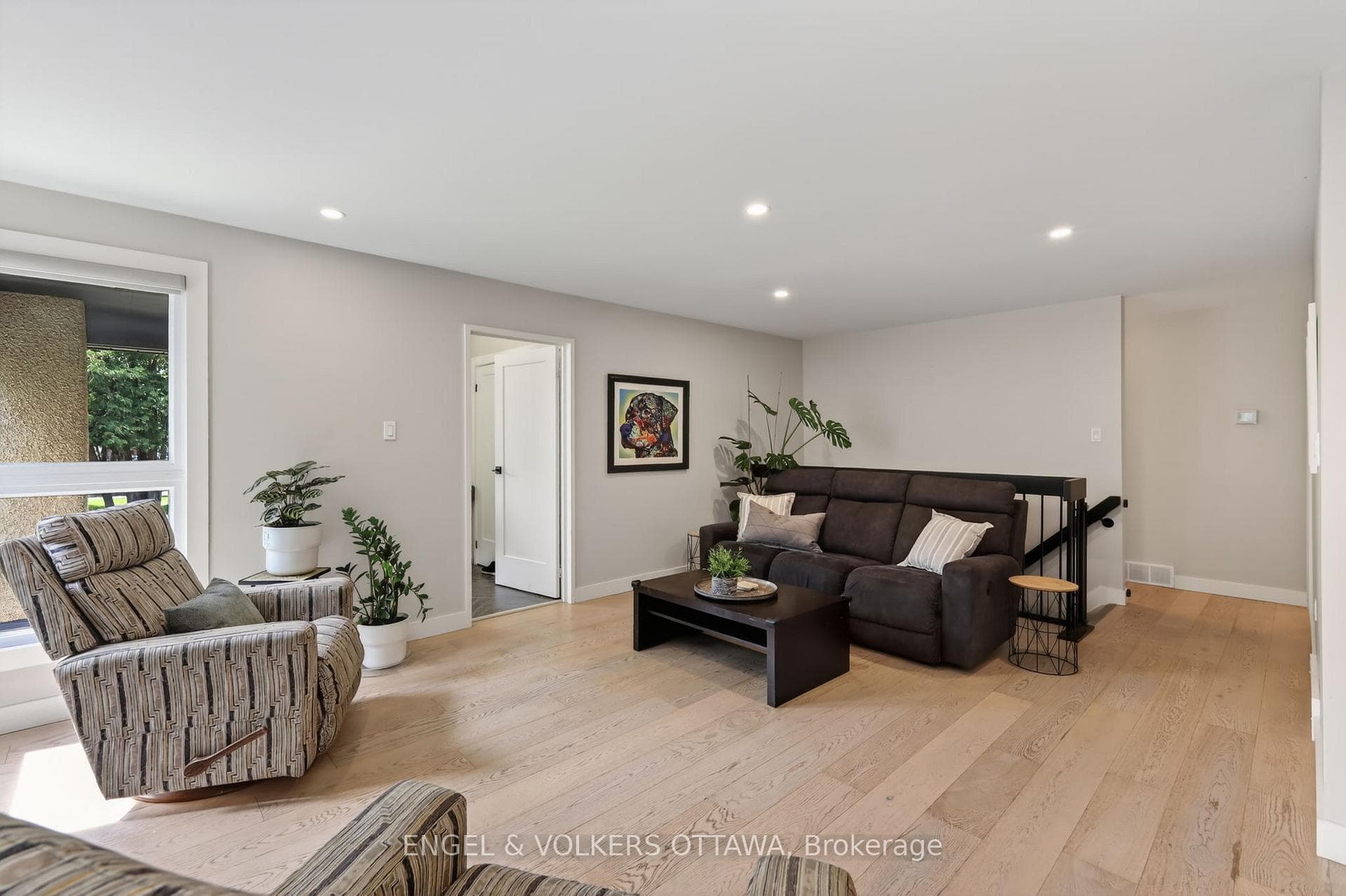 164 McClintock Way Unit 6 photo 8