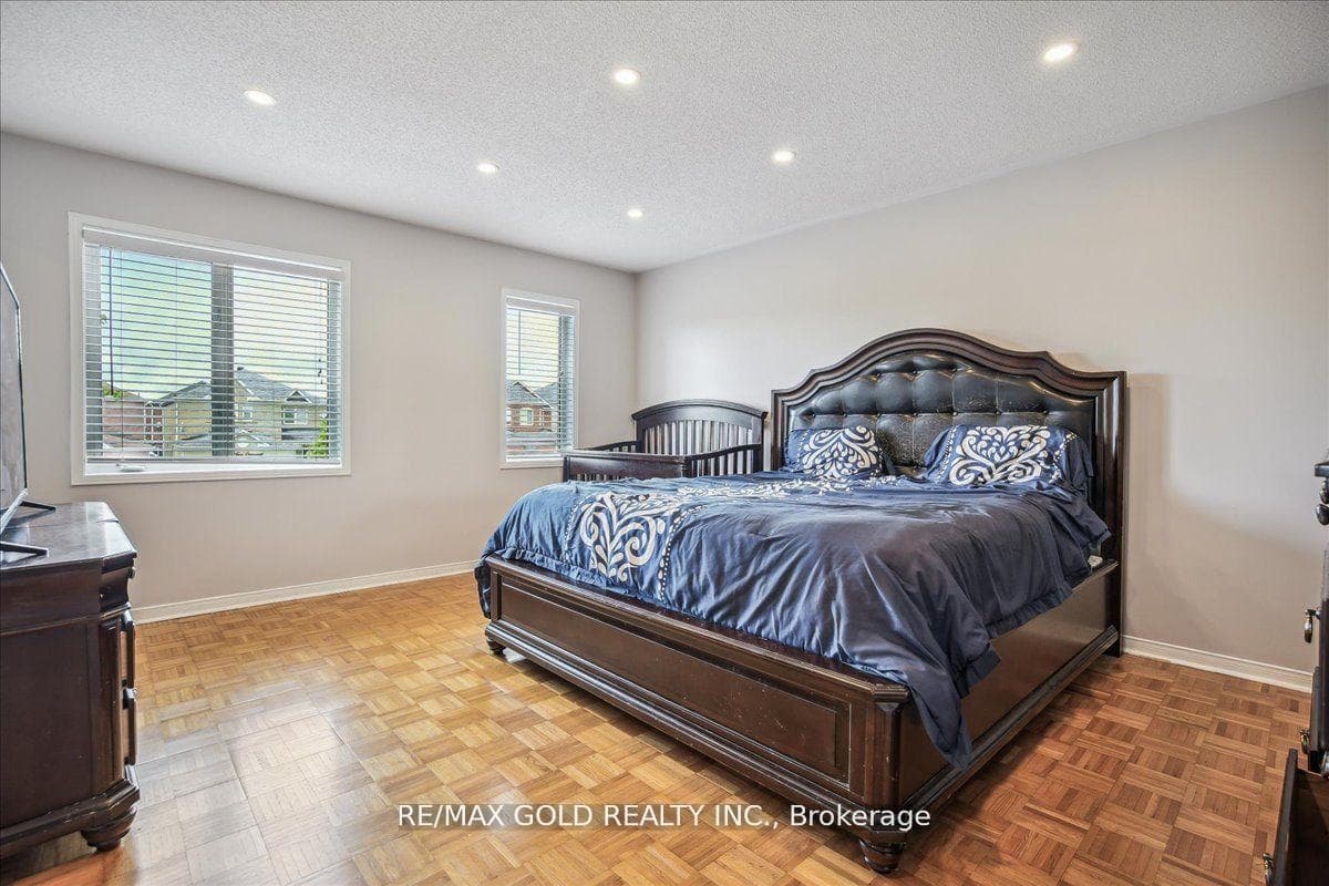 471 Jay Crescent photo 31