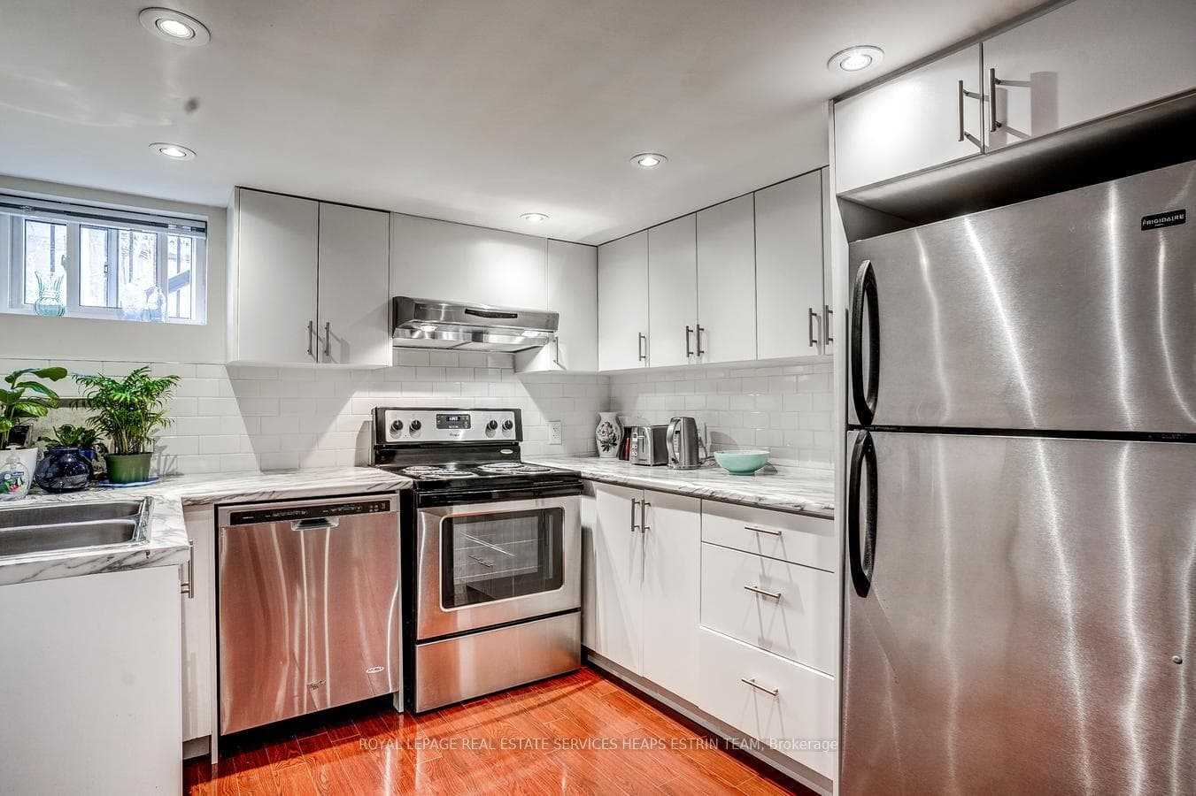 760 Coxwell Avenue Unit Lower photo 9