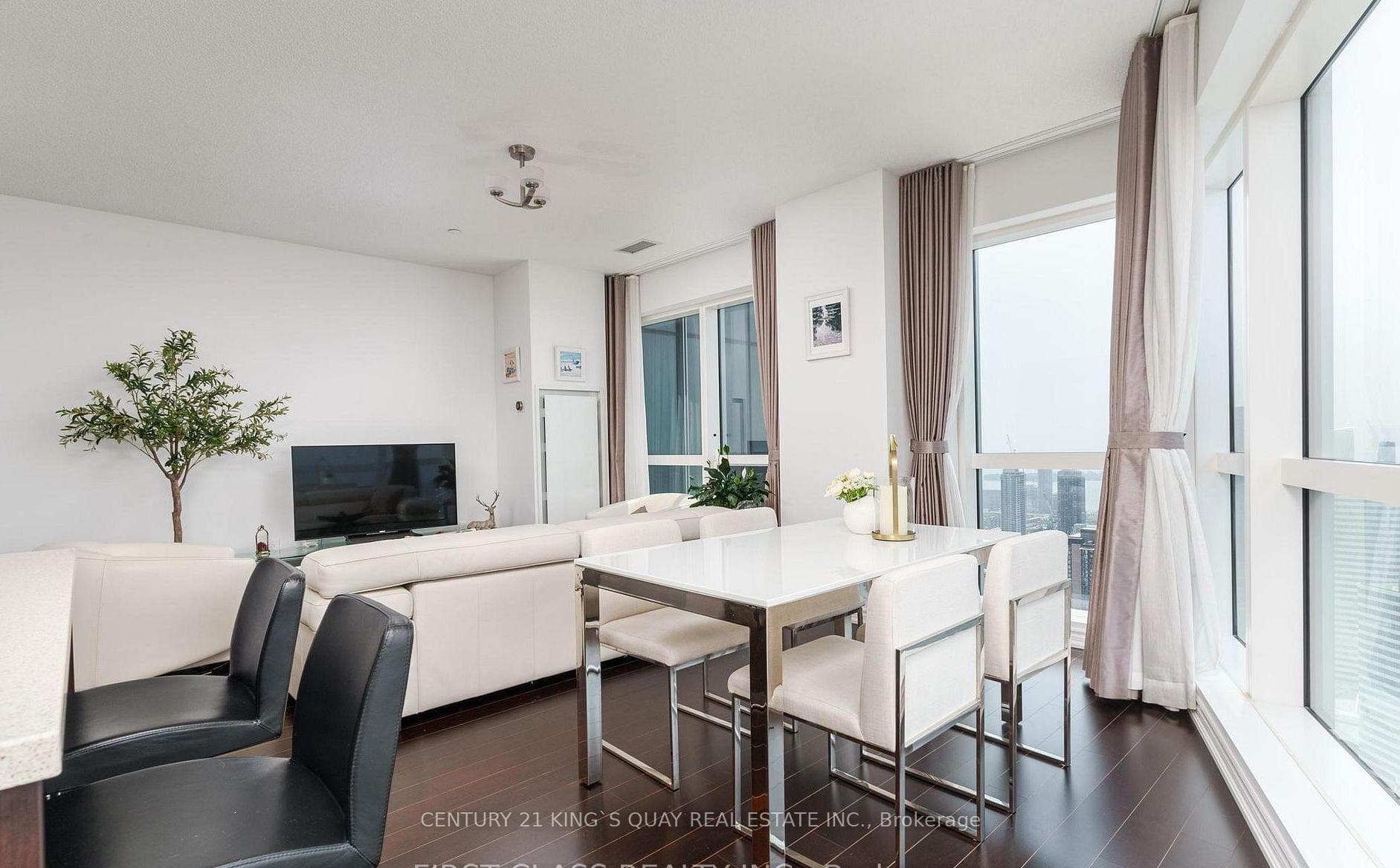 386 Yonge Street Unit 5610 photo 11