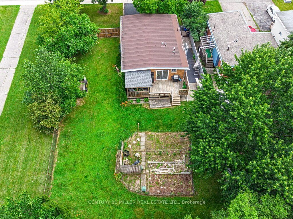 154 Luscombe Street photo 37