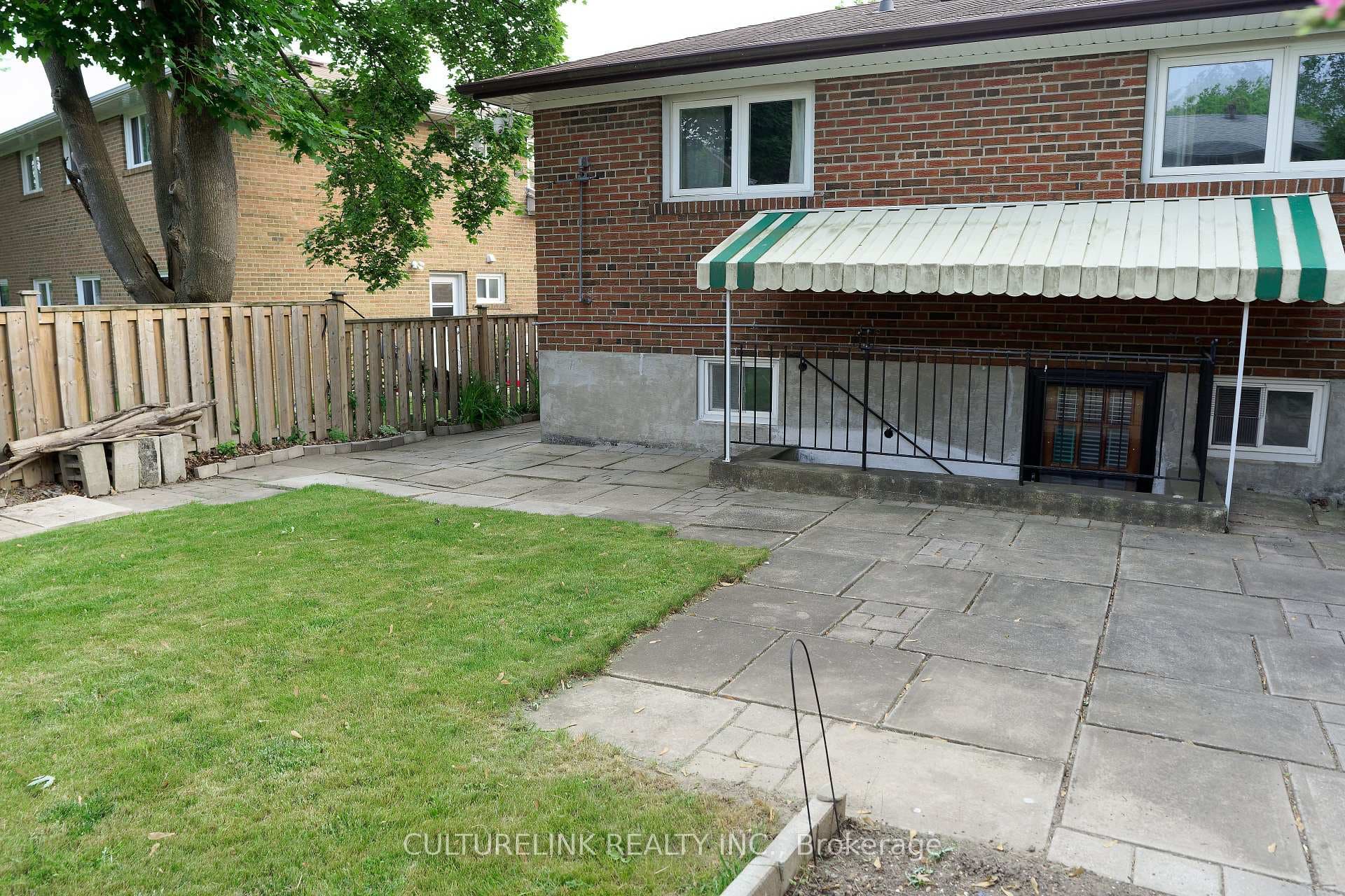 23 Lowbank Court photo 5