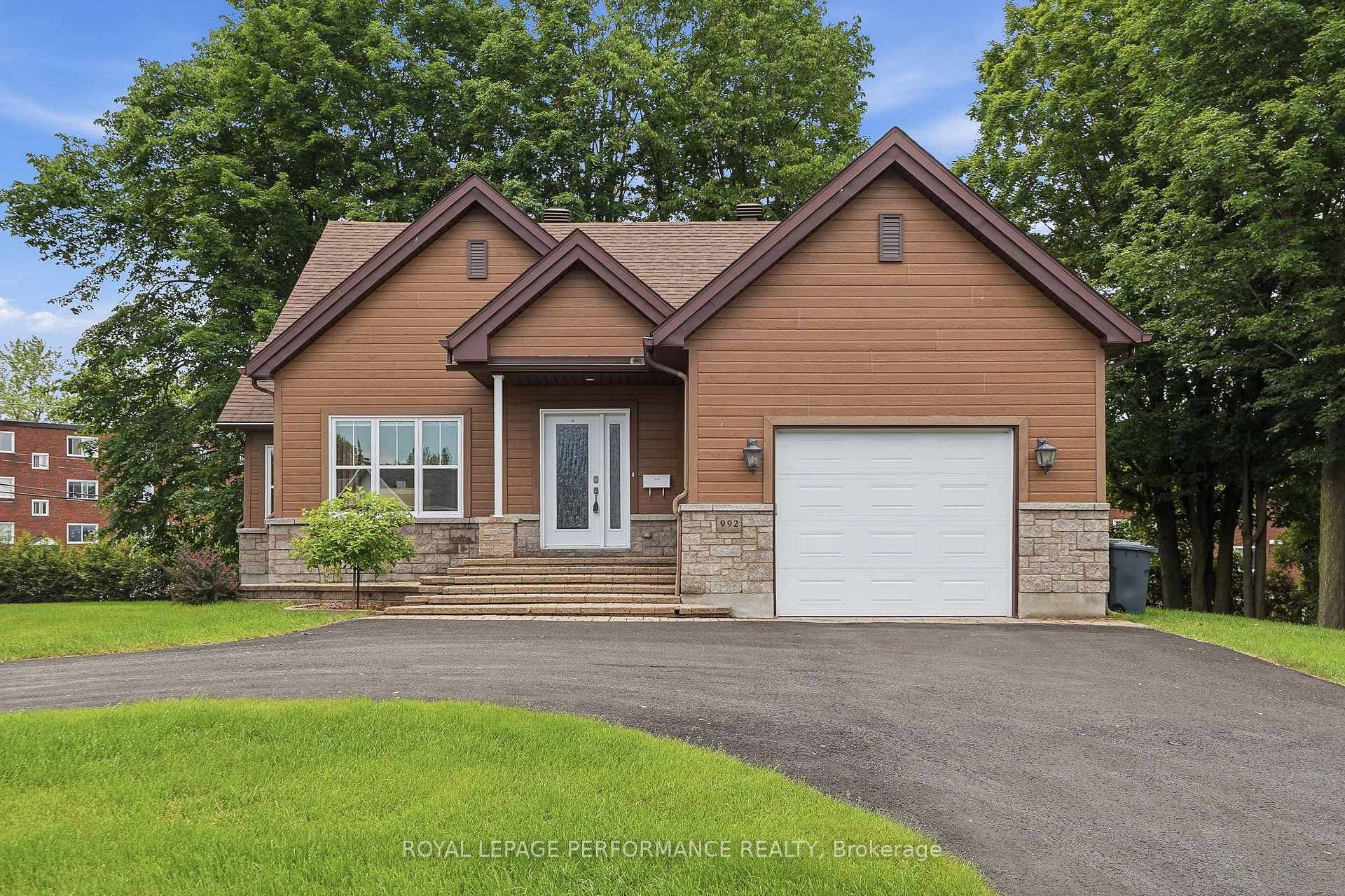 992 Ghislain Street photo 3