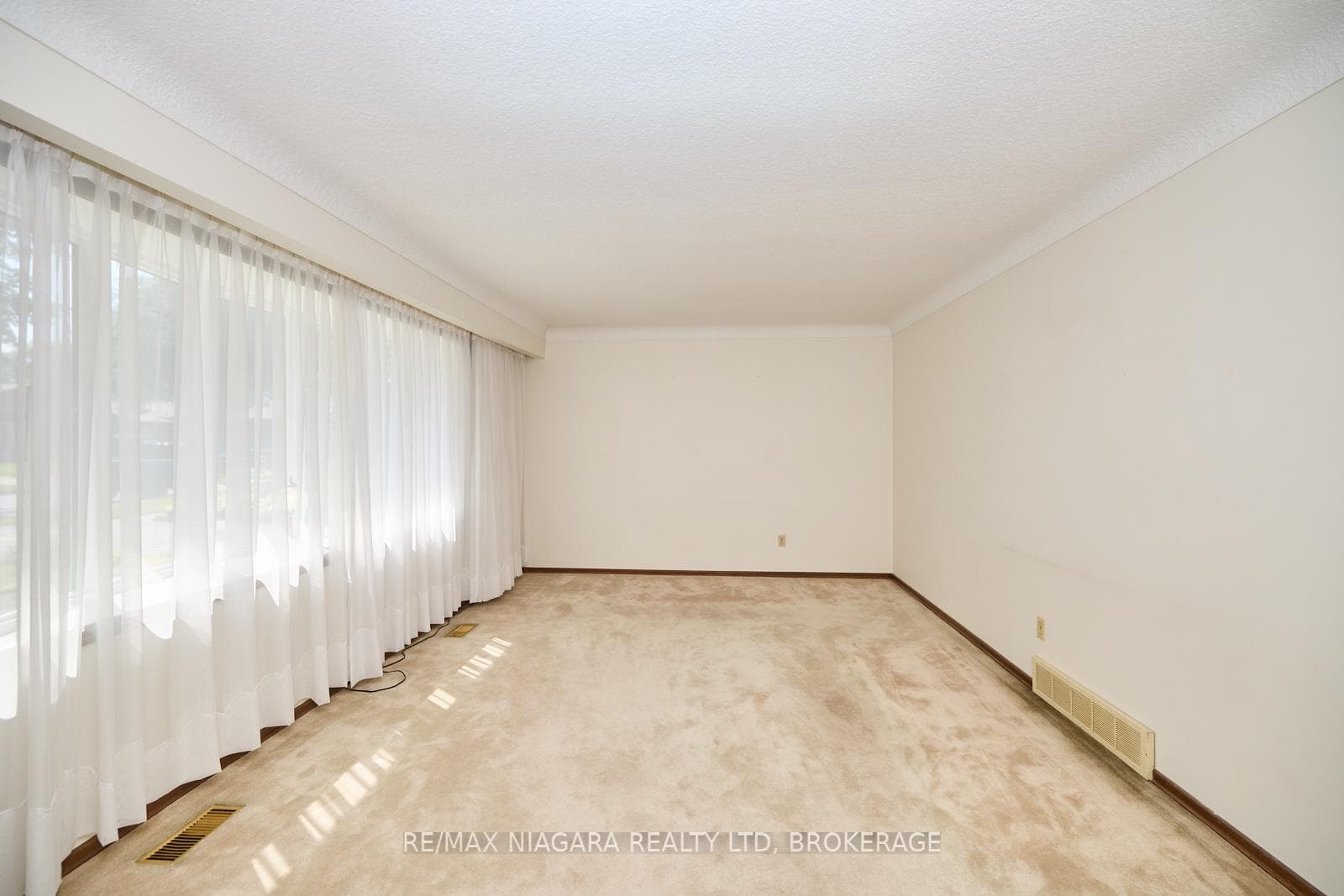 6357 Glengate Street photo 6