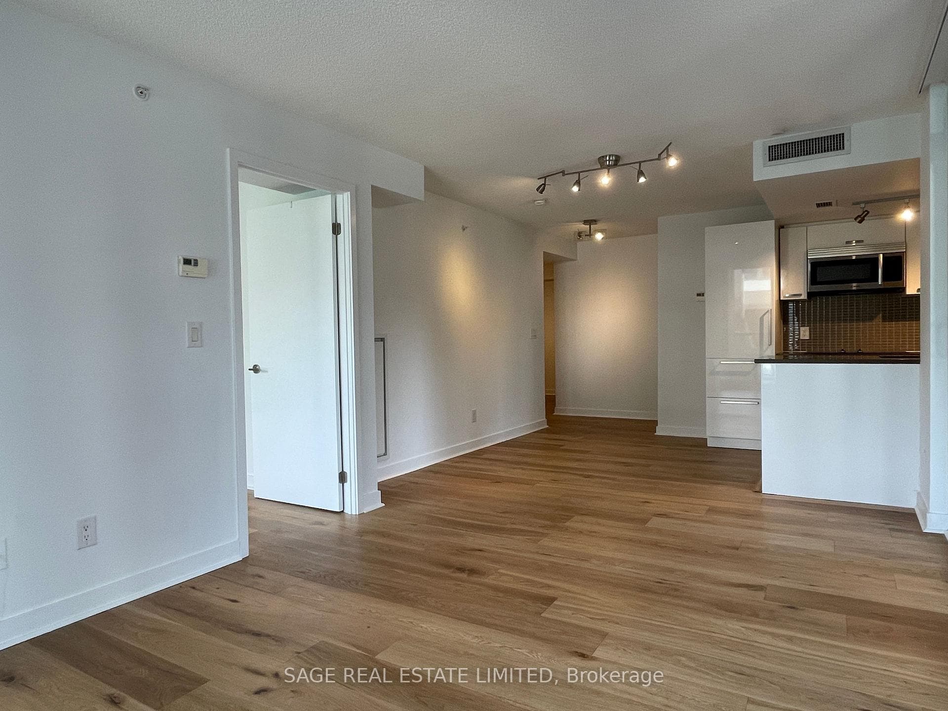 295 Adelaide Street Unit 424 photo 3