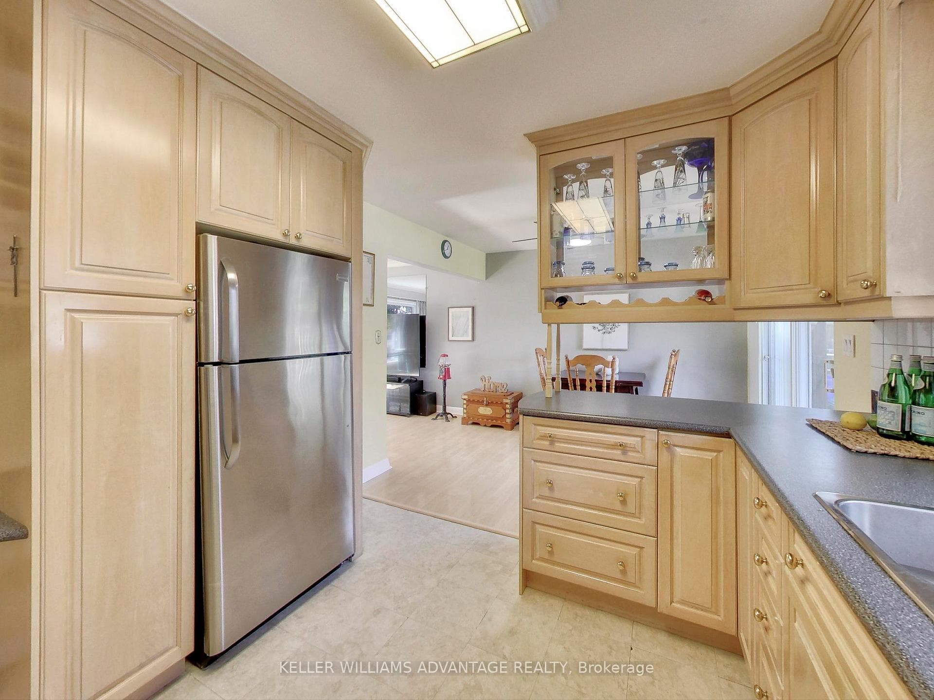 546 Sheppard Avenue photo 15