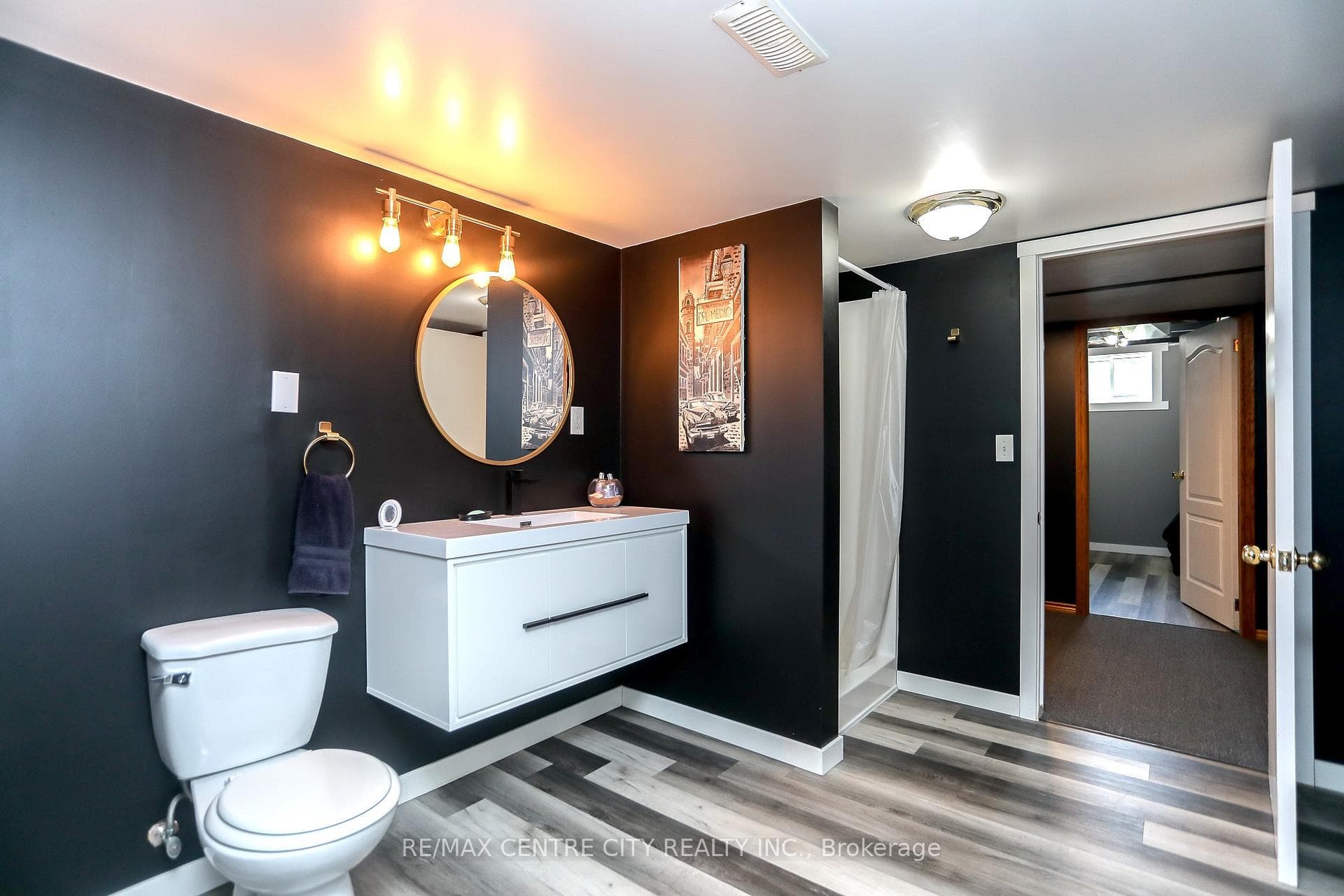 212 Queen Street photo 43